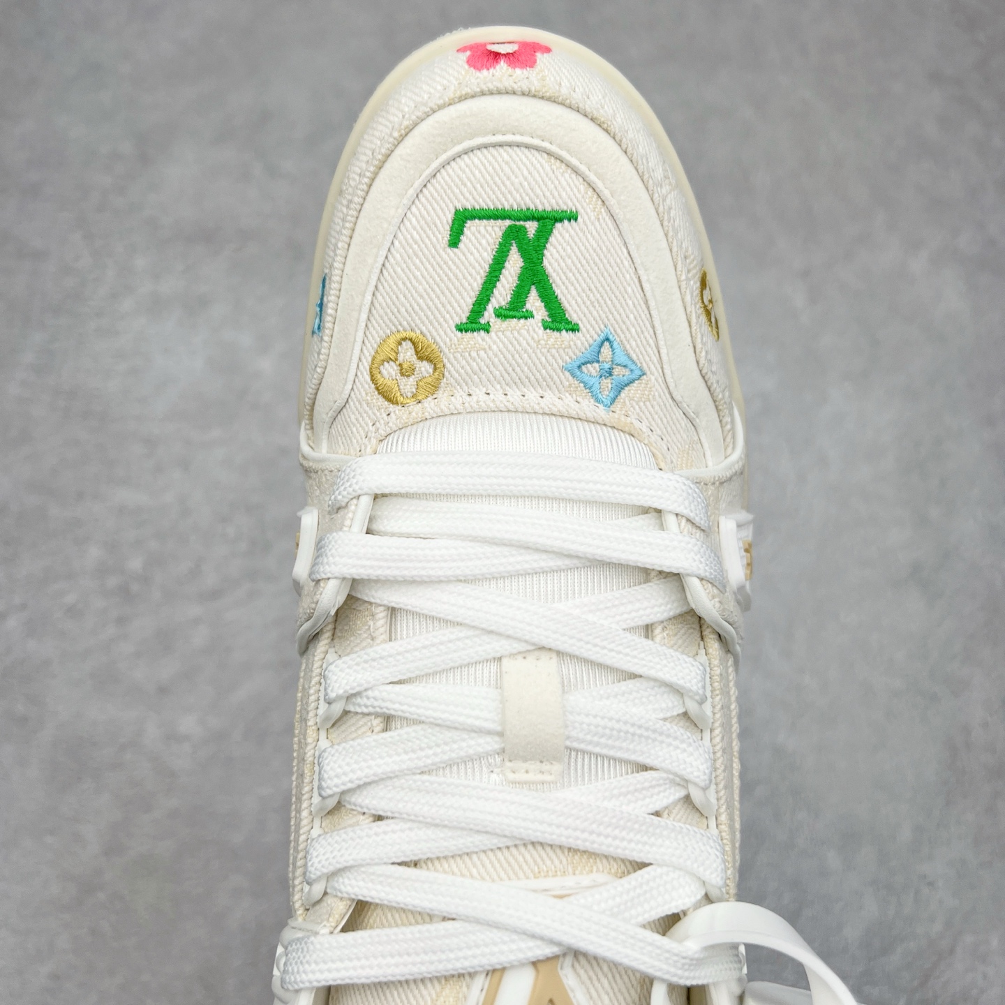 图片[4]-Louis Vuitton Trainer lv时装走秀运动鞋 完美鞋型超高的清洁度 零毛边线头瑕疵 全套原楦原纸版原鞋开模 全网最具灵魂的版型 正确原装黄色鞋盒 正确中底印花 鞋面印花3D高频深度立体 全鞋电脑针车 紧密相连 针距密度一致 环保乳胶注塑鞋垫 厚度脚感还原原版 皮面裁剪部位 统一油边封口工艺 原装橡胶大底含胶量大底组合零偏差 专柜全套包装 防尘袋 说明书 质保卡 男女鞋 尺码：35 36 37 38 39 40 41 42 43 44 45-选品中心