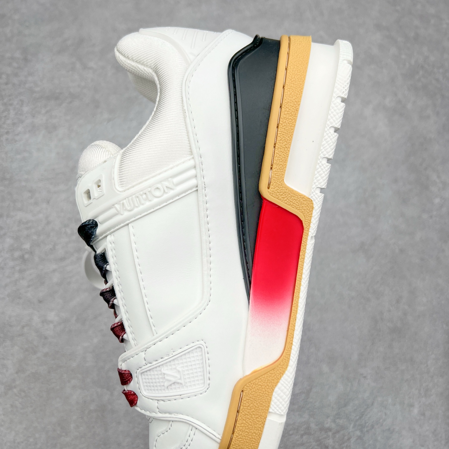 图片[7]-Louis Vuitton Trainer lv时装走秀运动鞋 完美鞋型超高的清洁度 零毛边线头瑕疵 全套原楦原纸版原鞋开模 全网最具灵魂的版型 正确原装黄色鞋盒 正确中底印花 鞋面印花3D高频深度立体 全鞋电脑针车 紧密相连 针距密度一致 环保乳胶注塑鞋垫 厚度脚感还原原版 皮面裁剪部位 统一油边封口工艺 原装橡胶大底含胶量大底组合零偏差 专柜全套包装 防尘袋 说明书 质保卡 男女鞋 尺码：35 36 37 38 39 40 41 42 43 44 45-选品中心