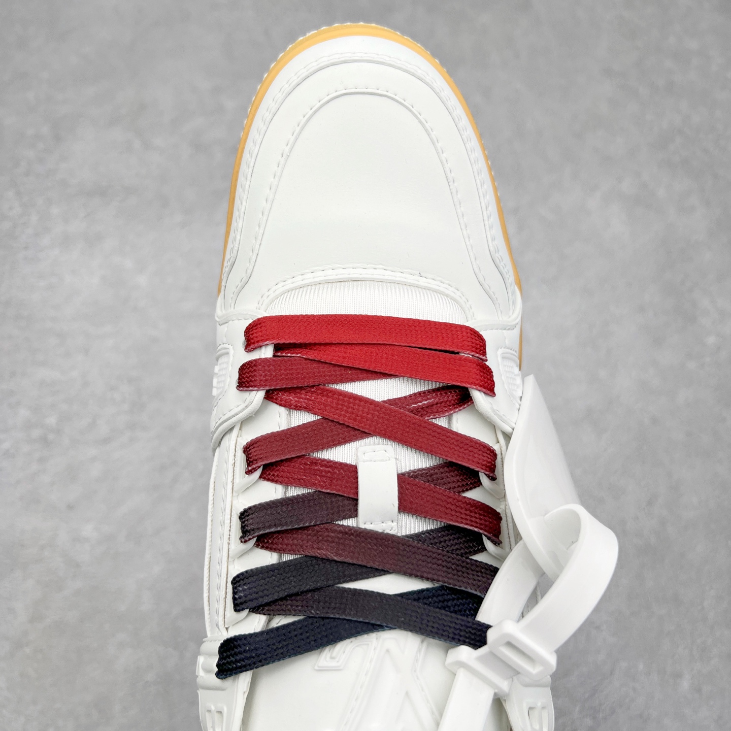 图片[4]-Louis Vuitton Trainer lv时装走秀运动鞋 完美鞋型超高的清洁度 零毛边线头瑕疵 全套原楦原纸版原鞋开模 全网最具灵魂的版型 正确原装黄色鞋盒 正确中底印花 鞋面印花3D高频深度立体 全鞋电脑针车 紧密相连 针距密度一致 环保乳胶注塑鞋垫 厚度脚感还原原版 皮面裁剪部位 统一油边封口工艺 原装橡胶大底含胶量大底组合零偏差 专柜全套包装 防尘袋 说明书 质保卡 男女鞋 尺码：35 36 37 38 39 40 41 42 43 44 45-选品中心