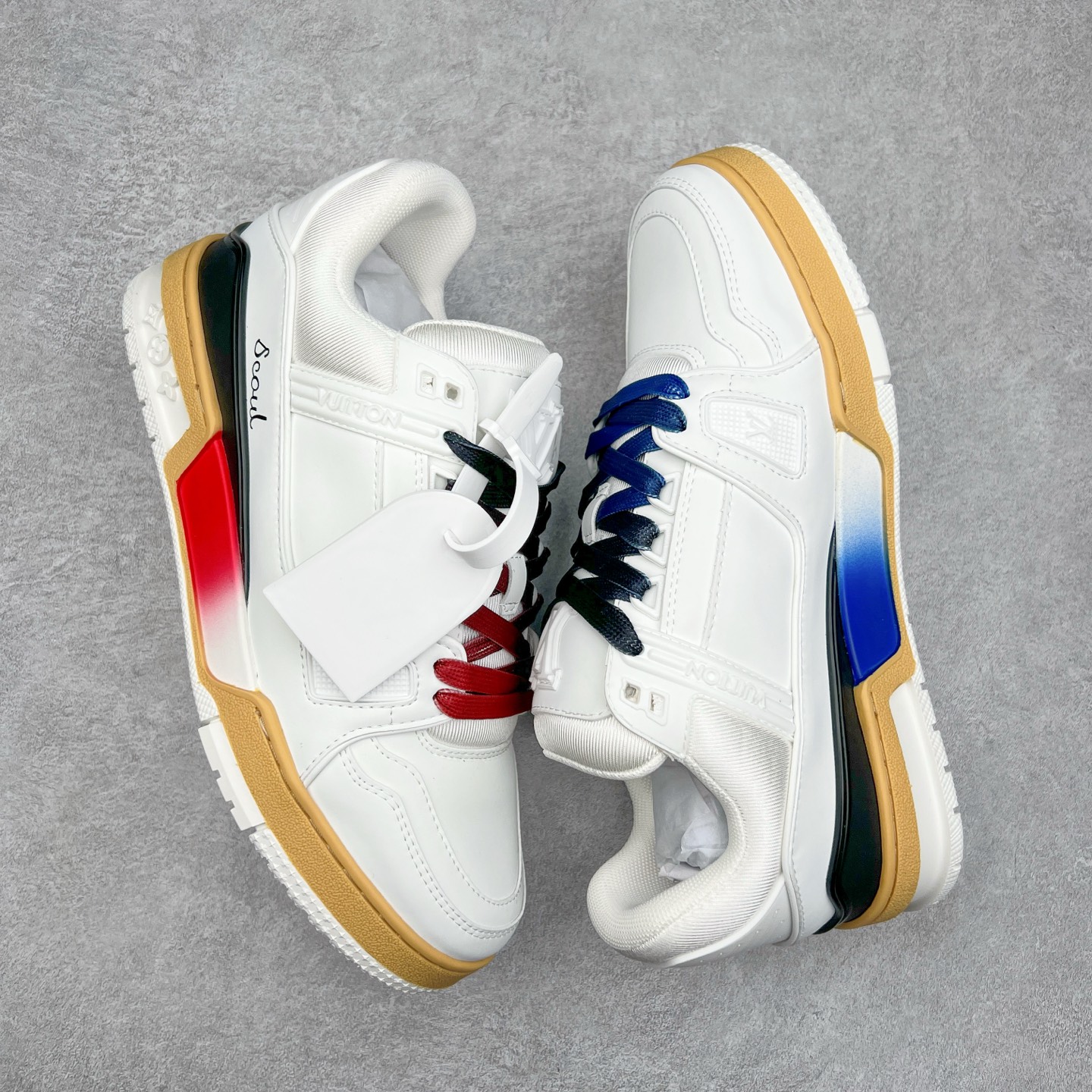 图片[3]-Louis Vuitton Trainer lv时装走秀运动鞋 完美鞋型超高的清洁度 零毛边线头瑕疵 全套原楦原纸版原鞋开模 全网最具灵魂的版型 正确原装黄色鞋盒 正确中底印花 鞋面印花3D高频深度立体 全鞋电脑针车 紧密相连 针距密度一致 环保乳胶注塑鞋垫 厚度脚感还原原版 皮面裁剪部位 统一油边封口工艺 原装橡胶大底含胶量大底组合零偏差 专柜全套包装 防尘袋 说明书 质保卡 男女鞋 尺码：35 36 37 38 39 40 41 42 43 44 45-选品中心