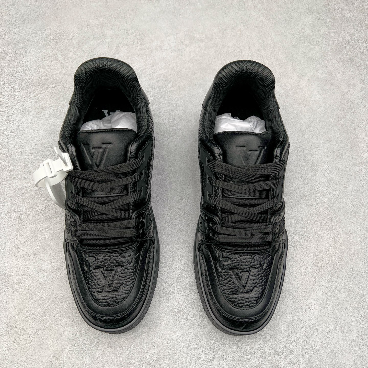 图片[2]-Louis Vuitton Trainer lv时装走秀运动鞋 完美鞋型超高的清洁度 零毛边线头瑕疵 全套原楦原纸版原鞋开模 全网最具灵魂的版型 正确原装黄色鞋盒 正确中底印花 鞋面印花3D高频深度立体 全鞋电脑针车 紧密相连 针距密度一致 环保乳胶注塑鞋垫 厚度脚感还原原版 皮面裁剪部位 统一油边封口工艺 原装橡胶大底含胶量大底组合零偏差 专柜全套包装 防尘袋 说明书 质保卡 男女鞋 尺码：35 36 37 38 39 40 41 42 43 44 45-选品中心