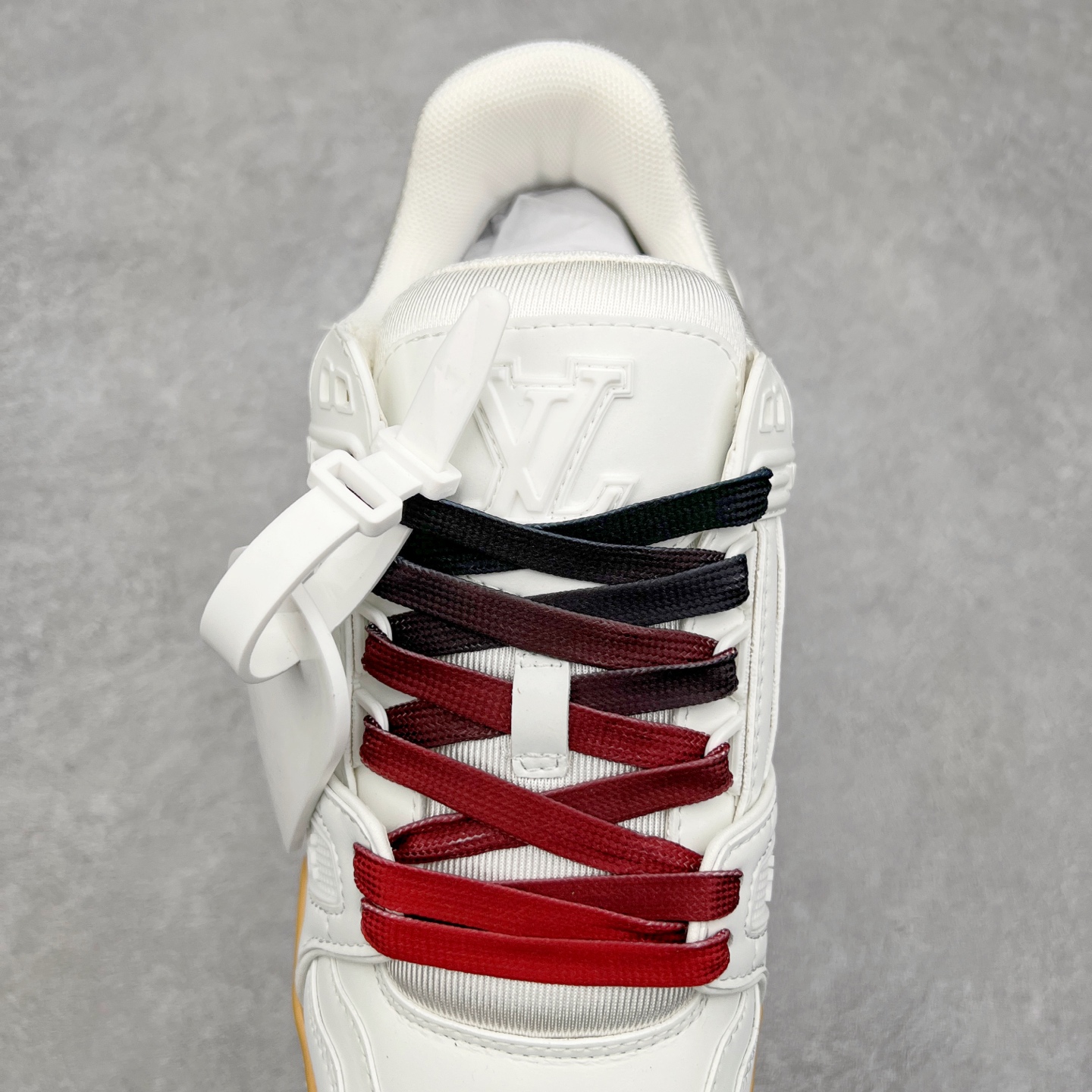 图片[5]-Louis Vuitton Trainer lv时装走秀运动鞋 完美鞋型超高的清洁度 零毛边线头瑕疵 全套原楦原纸版原鞋开模 全网最具灵魂的版型 正确原装黄色鞋盒 正确中底印花 鞋面印花3D高频深度立体 全鞋电脑针车 紧密相连 针距密度一致 环保乳胶注塑鞋垫 厚度脚感还原原版 皮面裁剪部位 统一油边封口工艺 原装橡胶大底含胶量大底组合零偏差 专柜全套包装 防尘袋 说明书 质保卡 男女鞋 尺码：35 36 37 38 39 40 41 42 43 44 45-选品中心