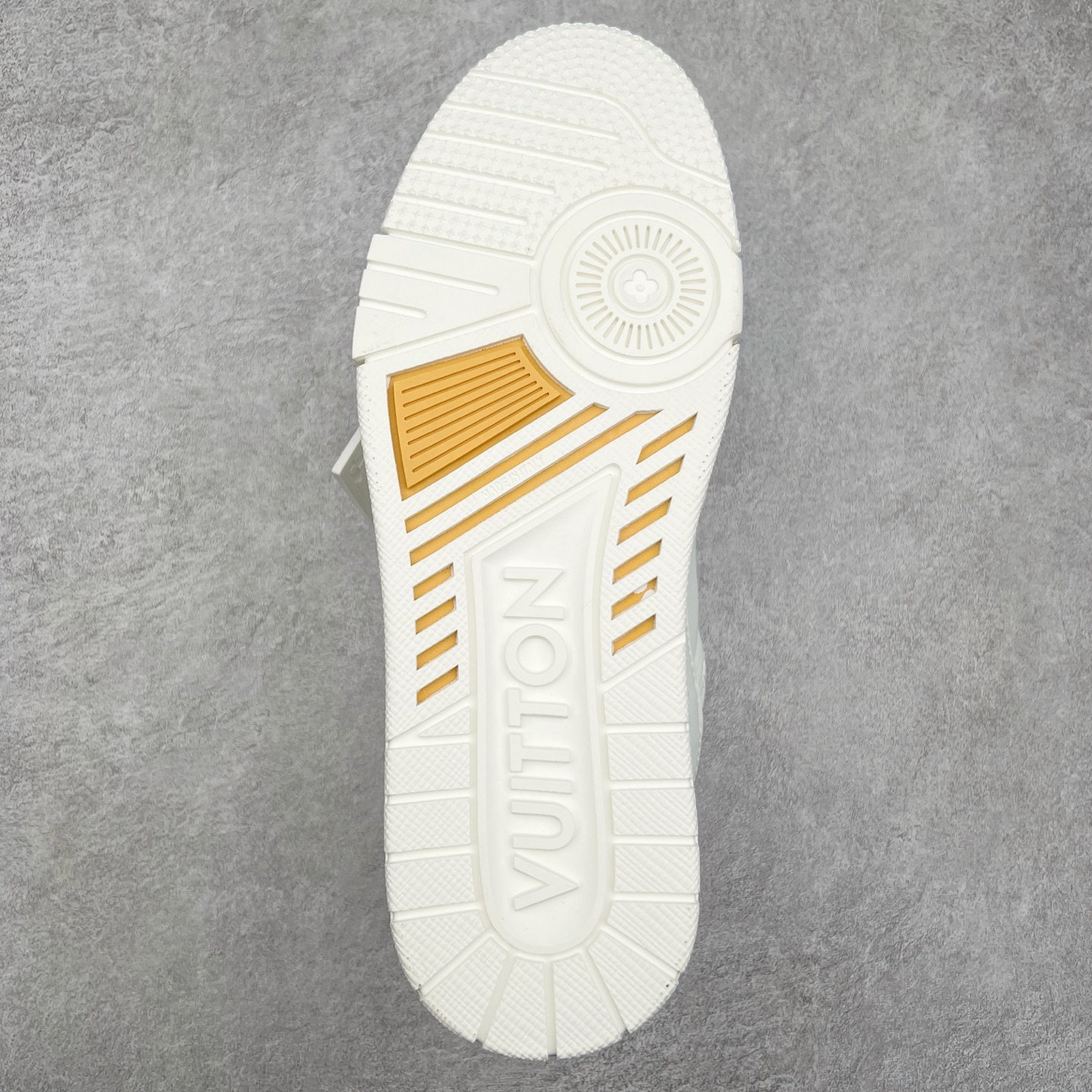 图片[9]-Louis Vuitton Trainer lv时装走秀运动鞋 完美鞋型超高的清洁度 零毛边线头瑕疵 全套原楦原纸版原鞋开模 全网最具灵魂的版型 正确原装黄色鞋盒 正确中底印花 鞋面印花3D高频深度立体 全鞋电脑针车 紧密相连 针距密度一致 环保乳胶注塑鞋垫 厚度脚感还原原版 皮面裁剪部位 统一油边封口工艺 原装橡胶大底含胶量大底组合零偏差 专柜全套包装 防尘袋 说明书 质保卡 男女鞋 尺码：35 36 37 38 39 40 41 42 43 44 45-选品中心