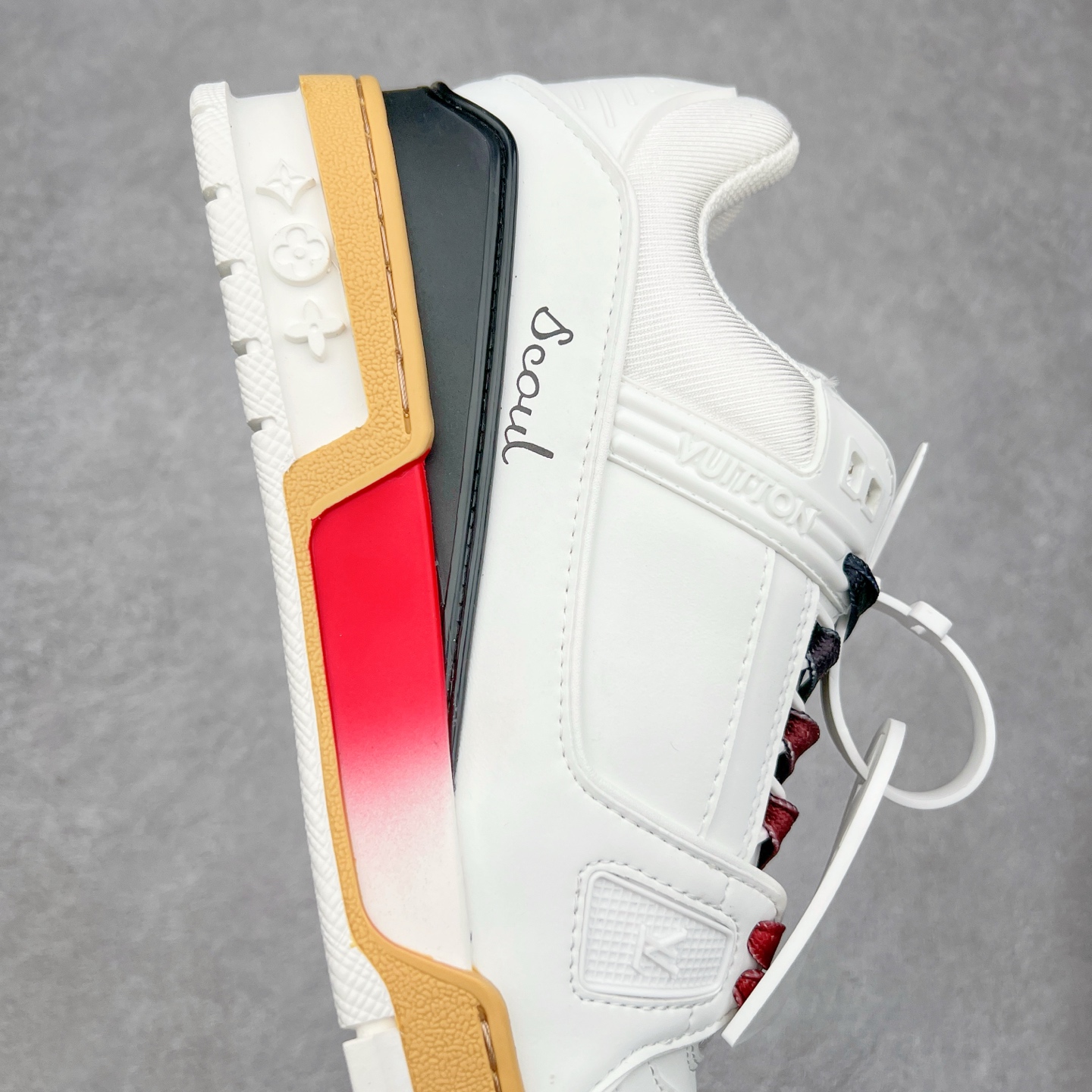 图片[6]-Louis Vuitton Trainer lv时装走秀运动鞋 完美鞋型超高的清洁度 零毛边线头瑕疵 全套原楦原纸版原鞋开模 全网最具灵魂的版型 正确原装黄色鞋盒 正确中底印花 鞋面印花3D高频深度立体 全鞋电脑针车 紧密相连 针距密度一致 环保乳胶注塑鞋垫 厚度脚感还原原版 皮面裁剪部位 统一油边封口工艺 原装橡胶大底含胶量大底组合零偏差 专柜全套包装 防尘袋 说明书 质保卡 男女鞋 尺码：35 36 37 38 39 40 41 42 43 44 45-选品中心