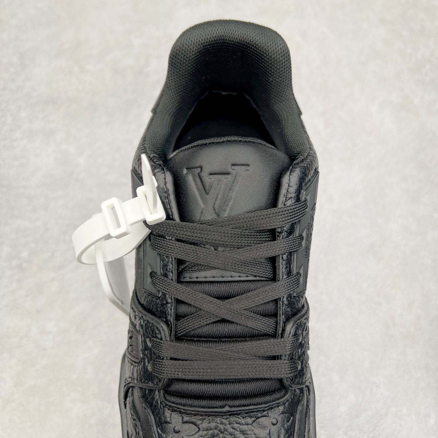 图片[5]-Louis Vuitton Trainer lv时装走秀运动鞋 完美鞋型超高的清洁度 零毛边线头瑕疵 全套原楦原纸版原鞋开模 全网最具灵魂的版型 正确原装黄色鞋盒 正确中底印花 鞋面印花3D高频深度立体 全鞋电脑针车 紧密相连 针距密度一致 环保乳胶注塑鞋垫 厚度脚感还原原版 皮面裁剪部位 统一油边封口工艺 原装橡胶大底含胶量大底组合零偏差 专柜全套包装 防尘袋 说明书 质保卡 男女鞋 尺码：35 36 37 38 39 40 41 42 43 44 45-选品中心