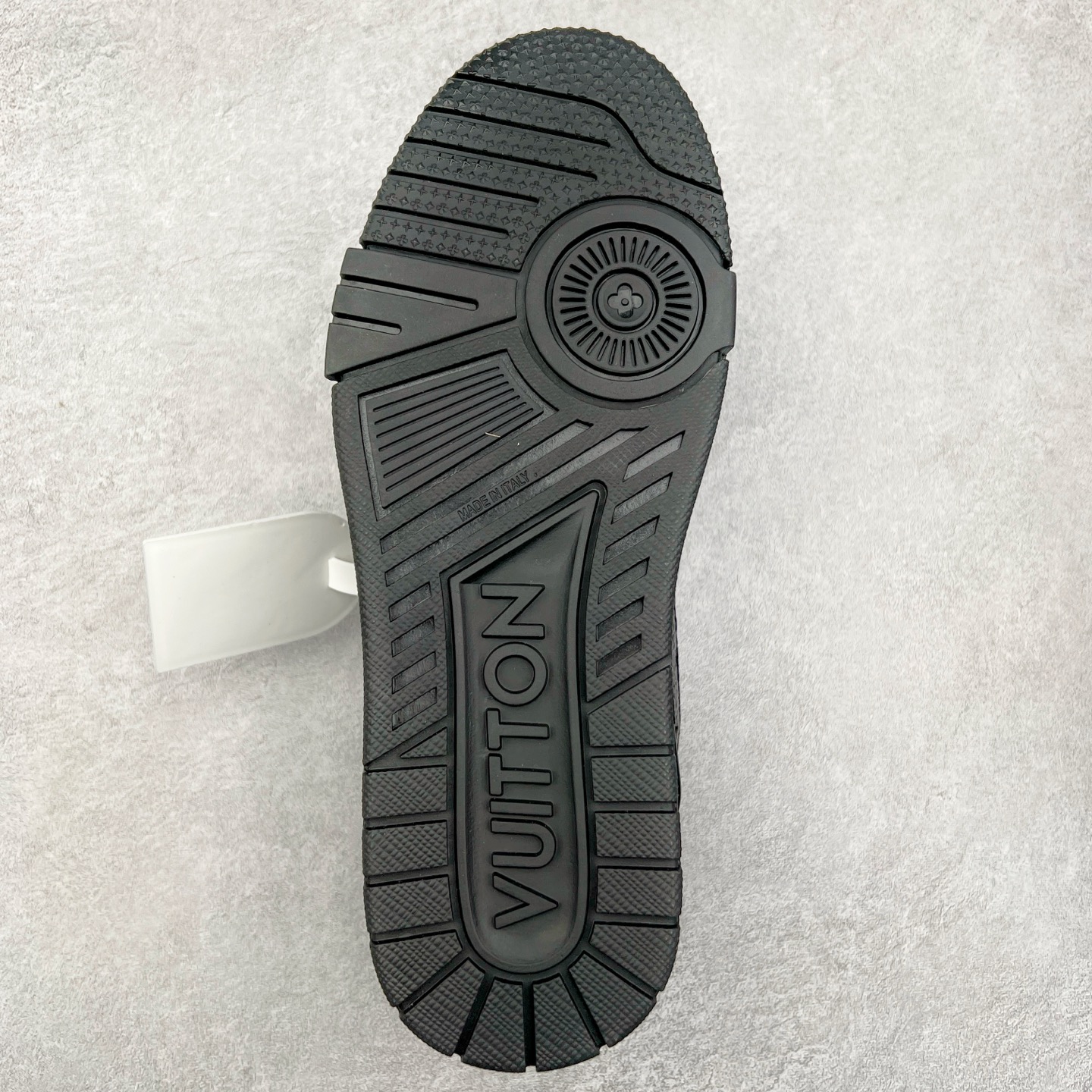 图片[9]-Louis Vuitton Trainer lv时装走秀运动鞋 完美鞋型超高的清洁度 零毛边线头瑕疵 全套原楦原纸版原鞋开模 全网最具灵魂的版型 正确原装黄色鞋盒 正确中底印花 鞋面印花3D高频深度立体 全鞋电脑针车 紧密相连 针距密度一致 环保乳胶注塑鞋垫 厚度脚感还原原版 皮面裁剪部位 统一油边封口工艺 原装橡胶大底含胶量大底组合零偏差 专柜全套包装 防尘袋 说明书 质保卡 男女鞋 尺码：35 36 37 38 39 40 41 42 43 44 45-选品中心