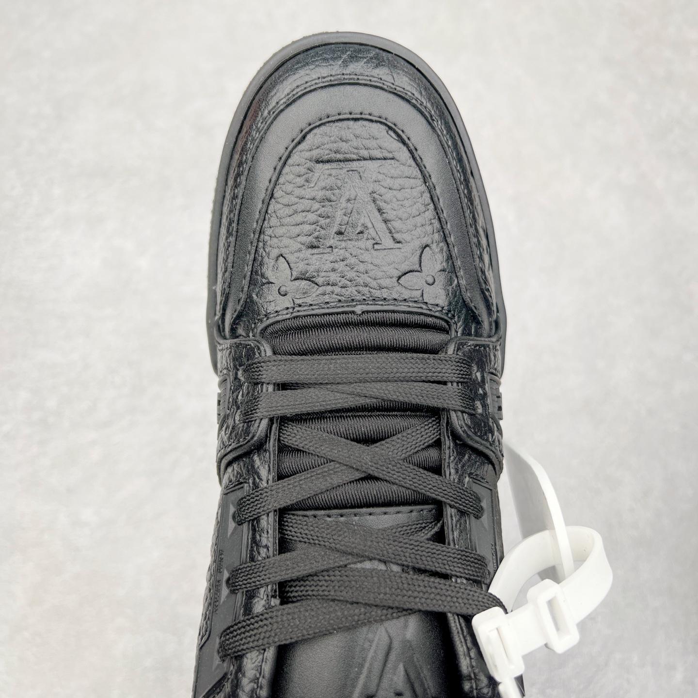 图片[4]-Louis Vuitton Trainer lv时装走秀运动鞋 完美鞋型超高的清洁度 零毛边线头瑕疵 全套原楦原纸版原鞋开模 全网最具灵魂的版型 正确原装黄色鞋盒 正确中底印花 鞋面印花3D高频深度立体 全鞋电脑针车 紧密相连 针距密度一致 环保乳胶注塑鞋垫 厚度脚感还原原版 皮面裁剪部位 统一油边封口工艺 原装橡胶大底含胶量大底组合零偏差 专柜全套包装 防尘袋 说明书 质保卡 男女鞋 尺码：35 36 37 38 39 40 41 42 43 44 45-选品中心