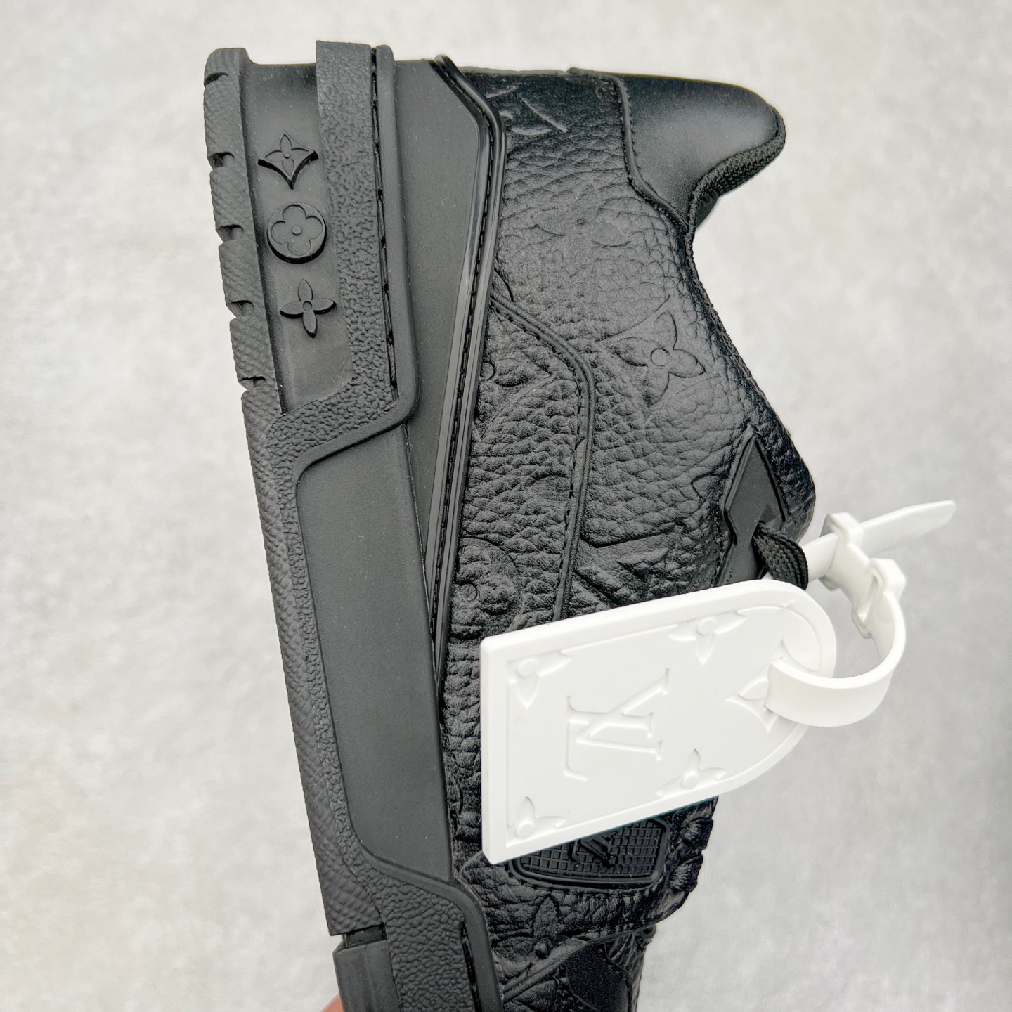 图片[6]-Louis Vuitton Trainer lv时装走秀运动鞋 完美鞋型超高的清洁度 零毛边线头瑕疵 全套原楦原纸版原鞋开模 全网最具灵魂的版型 正确原装黄色鞋盒 正确中底印花 鞋面印花3D高频深度立体 全鞋电脑针车 紧密相连 针距密度一致 环保乳胶注塑鞋垫 厚度脚感还原原版 皮面裁剪部位 统一油边封口工艺 原装橡胶大底含胶量大底组合零偏差 专柜全套包装 防尘袋 说明书 质保卡 男女鞋 尺码：35 36 37 38 39 40 41 42 43 44 45-选品中心