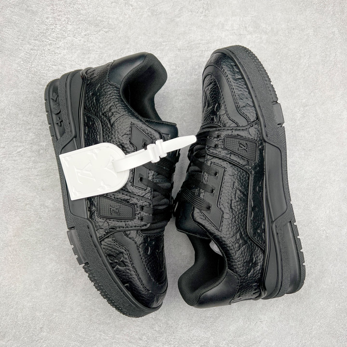 图片[3]-Louis Vuitton Trainer lv时装走秀运动鞋 完美鞋型超高的清洁度 零毛边线头瑕疵 全套原楦原纸版原鞋开模 全网最具灵魂的版型 正确原装黄色鞋盒 正确中底印花 鞋面印花3D高频深度立体 全鞋电脑针车 紧密相连 针距密度一致 环保乳胶注塑鞋垫 厚度脚感还原原版 皮面裁剪部位 统一油边封口工艺 原装橡胶大底含胶量大底组合零偏差 专柜全套包装 防尘袋 说明书 质保卡 男女鞋 尺码：35 36 37 38 39 40 41 42 43 44 45-选品中心