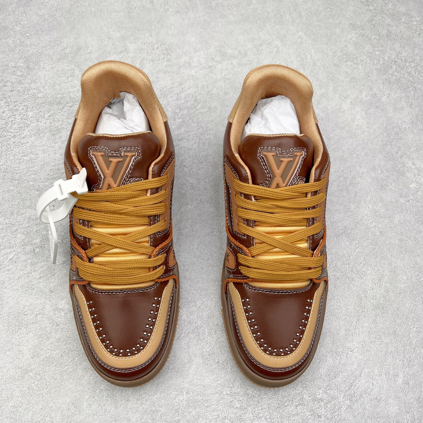 图片[2]-Louis Vuitton Trainer lv时装走秀运动鞋 完美鞋型超高的清洁度 零毛边线头瑕疵 全套原楦原纸版原鞋开模 全网最具灵魂的版型 正确原装黄色鞋盒 正确中底印花 鞋面印花3D高频深度立体 全鞋电脑针车 紧密相连 针距密度一致 环保乳胶注塑鞋垫 厚度脚感还原原版 皮面裁剪部位 统一油边封口工艺 原装橡胶大底含胶量大底组合零偏差 专柜全套包装 防尘袋 说明书 质保卡 男女鞋 尺码：35 36 37 38 39 40 41 42 43 44 45-选品中心