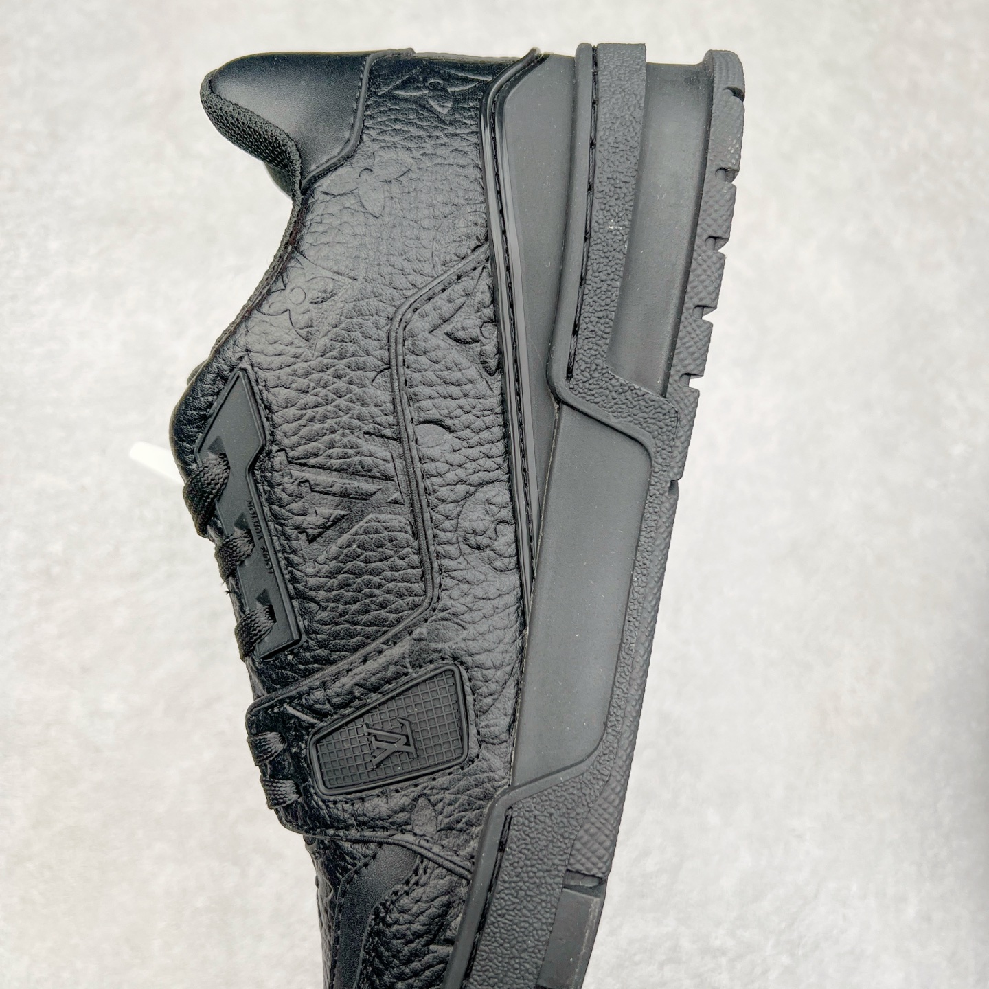 图片[7]-Louis Vuitton Trainer lv时装走秀运动鞋 完美鞋型超高的清洁度 零毛边线头瑕疵 全套原楦原纸版原鞋开模 全网最具灵魂的版型 正确原装黄色鞋盒 正确中底印花 鞋面印花3D高频深度立体 全鞋电脑针车 紧密相连 针距密度一致 环保乳胶注塑鞋垫 厚度脚感还原原版 皮面裁剪部位 统一油边封口工艺 原装橡胶大底含胶量大底组合零偏差 专柜全套包装 防尘袋 说明书 质保卡 男女鞋 尺码：35 36 37 38 39 40 41 42 43 44 45-选品中心