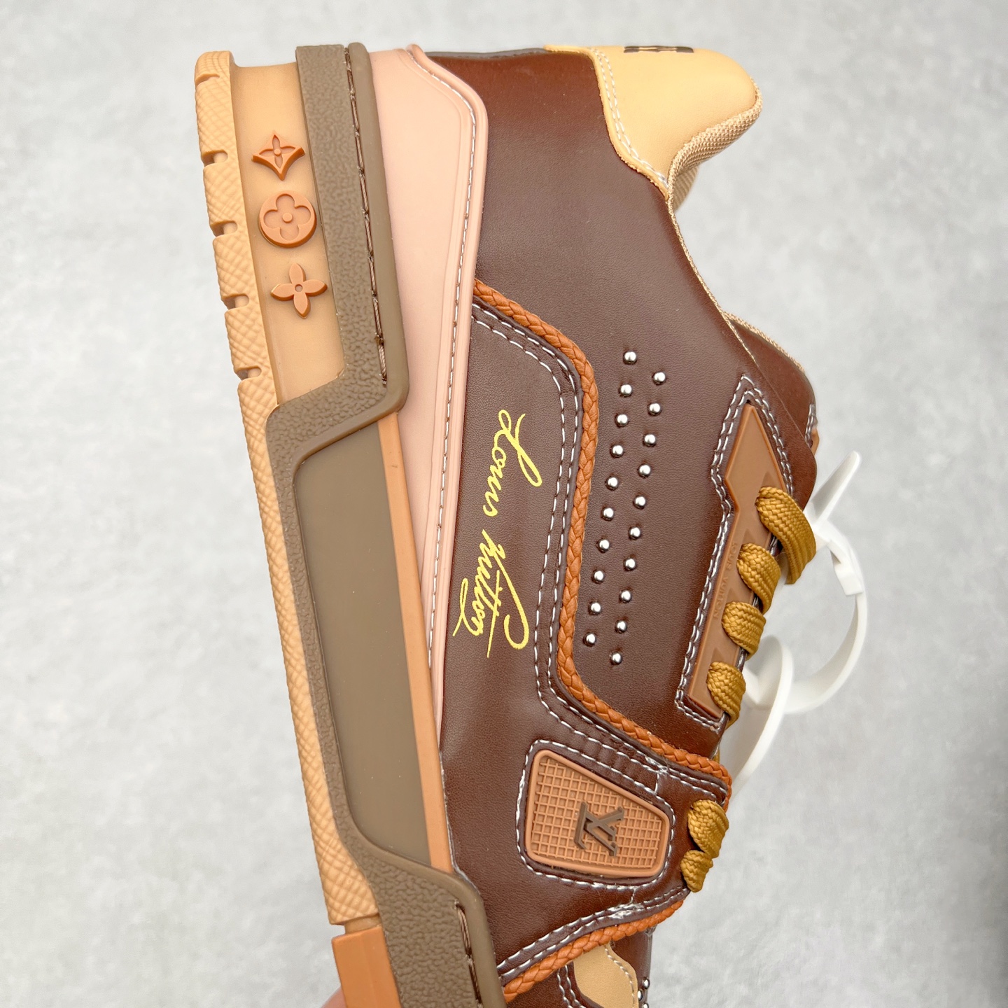 图片[6]-Louis Vuitton Trainer lv时装走秀运动鞋 完美鞋型超高的清洁度 零毛边线头瑕疵 全套原楦原纸版原鞋开模 全网最具灵魂的版型 正确原装黄色鞋盒 正确中底印花 鞋面印花3D高频深度立体 全鞋电脑针车 紧密相连 针距密度一致 环保乳胶注塑鞋垫 厚度脚感还原原版 皮面裁剪部位 统一油边封口工艺 原装橡胶大底含胶量大底组合零偏差 专柜全套包装 防尘袋 说明书 质保卡 男女鞋 尺码：35 36 37 38 39 40 41 42 43 44 45-选品中心