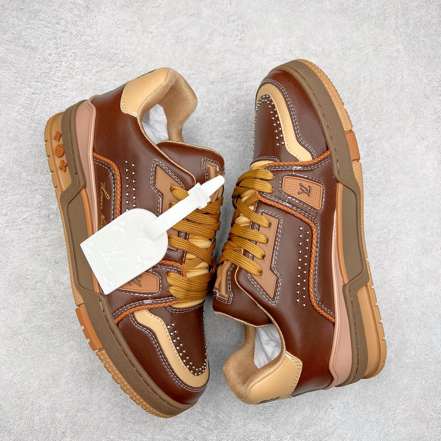 图片[3]-Louis Vuitton Trainer lv时装走秀运动鞋 完美鞋型超高的清洁度 零毛边线头瑕疵 全套原楦原纸版原鞋开模 全网最具灵魂的版型 正确原装黄色鞋盒 正确中底印花 鞋面印花3D高频深度立体 全鞋电脑针车 紧密相连 针距密度一致 环保乳胶注塑鞋垫 厚度脚感还原原版 皮面裁剪部位 统一油边封口工艺 原装橡胶大底含胶量大底组合零偏差 专柜全套包装 防尘袋 说明书 质保卡 男女鞋 尺码：35 36 37 38 39 40 41 42 43 44 45-选品中心