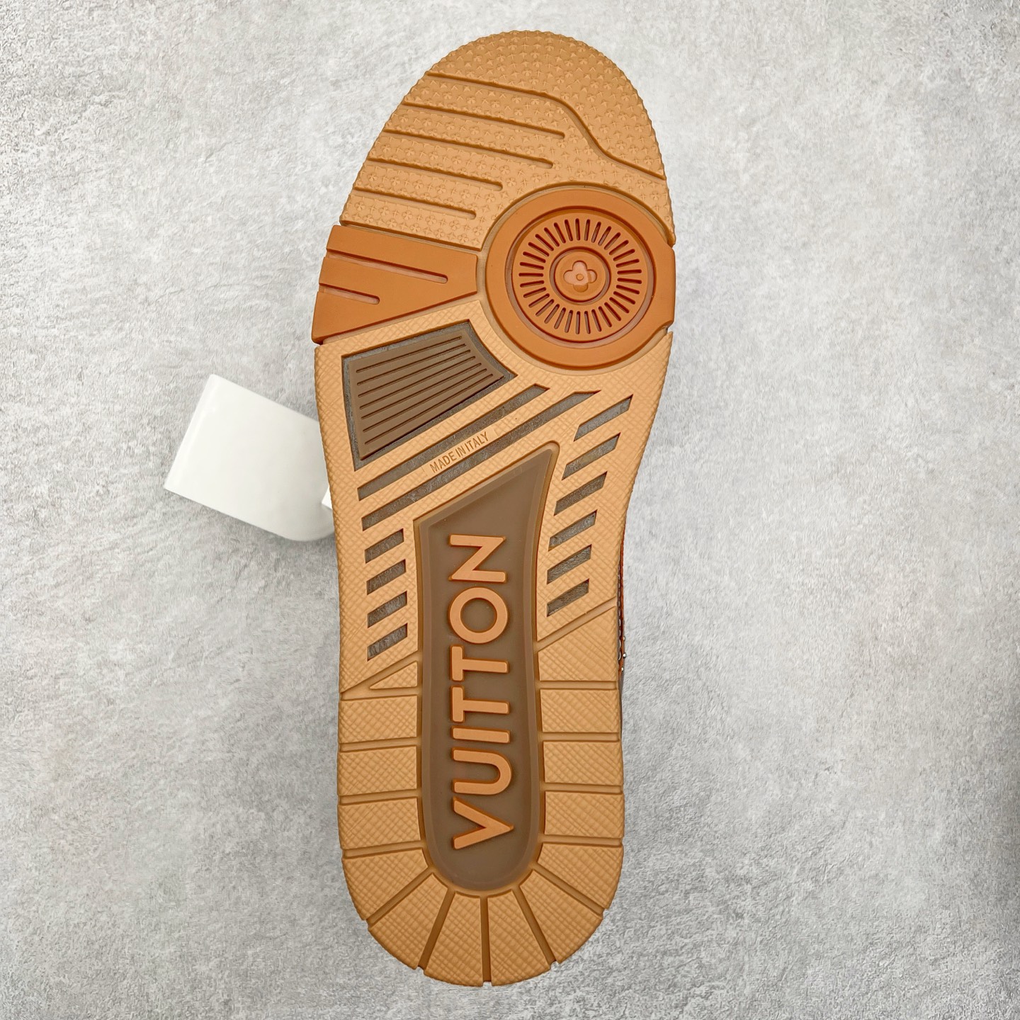 图片[9]-Louis Vuitton Trainer lv时装走秀运动鞋 完美鞋型超高的清洁度 零毛边线头瑕疵 全套原楦原纸版原鞋开模 全网最具灵魂的版型 正确原装黄色鞋盒 正确中底印花 鞋面印花3D高频深度立体 全鞋电脑针车 紧密相连 针距密度一致 环保乳胶注塑鞋垫 厚度脚感还原原版 皮面裁剪部位 统一油边封口工艺 原装橡胶大底含胶量大底组合零偏差 专柜全套包装 防尘袋 说明书 质保卡 男女鞋 尺码：35 36 37 38 39 40 41 42 43 44 45-选品中心