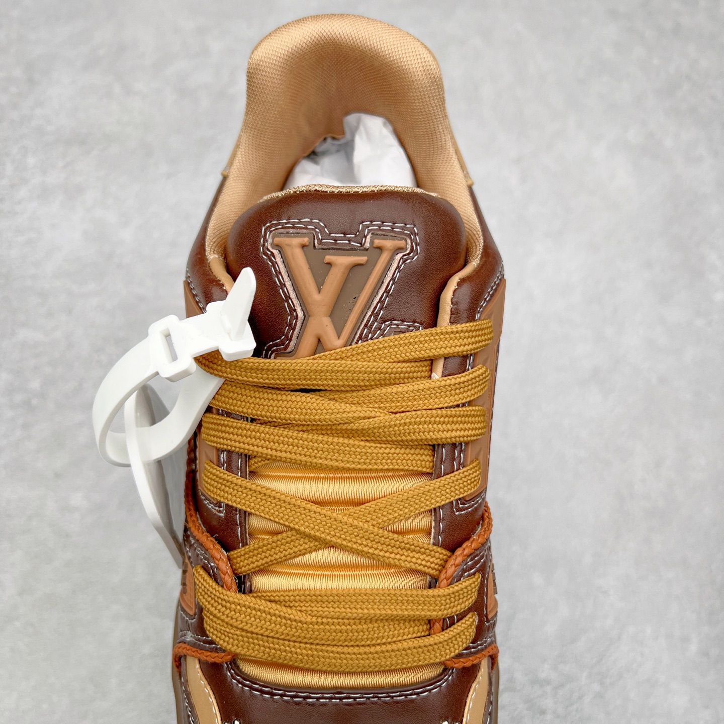 图片[5]-Louis Vuitton Trainer lv时装走秀运动鞋 完美鞋型超高的清洁度 零毛边线头瑕疵 全套原楦原纸版原鞋开模 全网最具灵魂的版型 正确原装黄色鞋盒 正确中底印花 鞋面印花3D高频深度立体 全鞋电脑针车 紧密相连 针距密度一致 环保乳胶注塑鞋垫 厚度脚感还原原版 皮面裁剪部位 统一油边封口工艺 原装橡胶大底含胶量大底组合零偏差 专柜全套包装 防尘袋 说明书 质保卡 男女鞋 尺码：35 36 37 38 39 40 41 42 43 44 45-选品中心