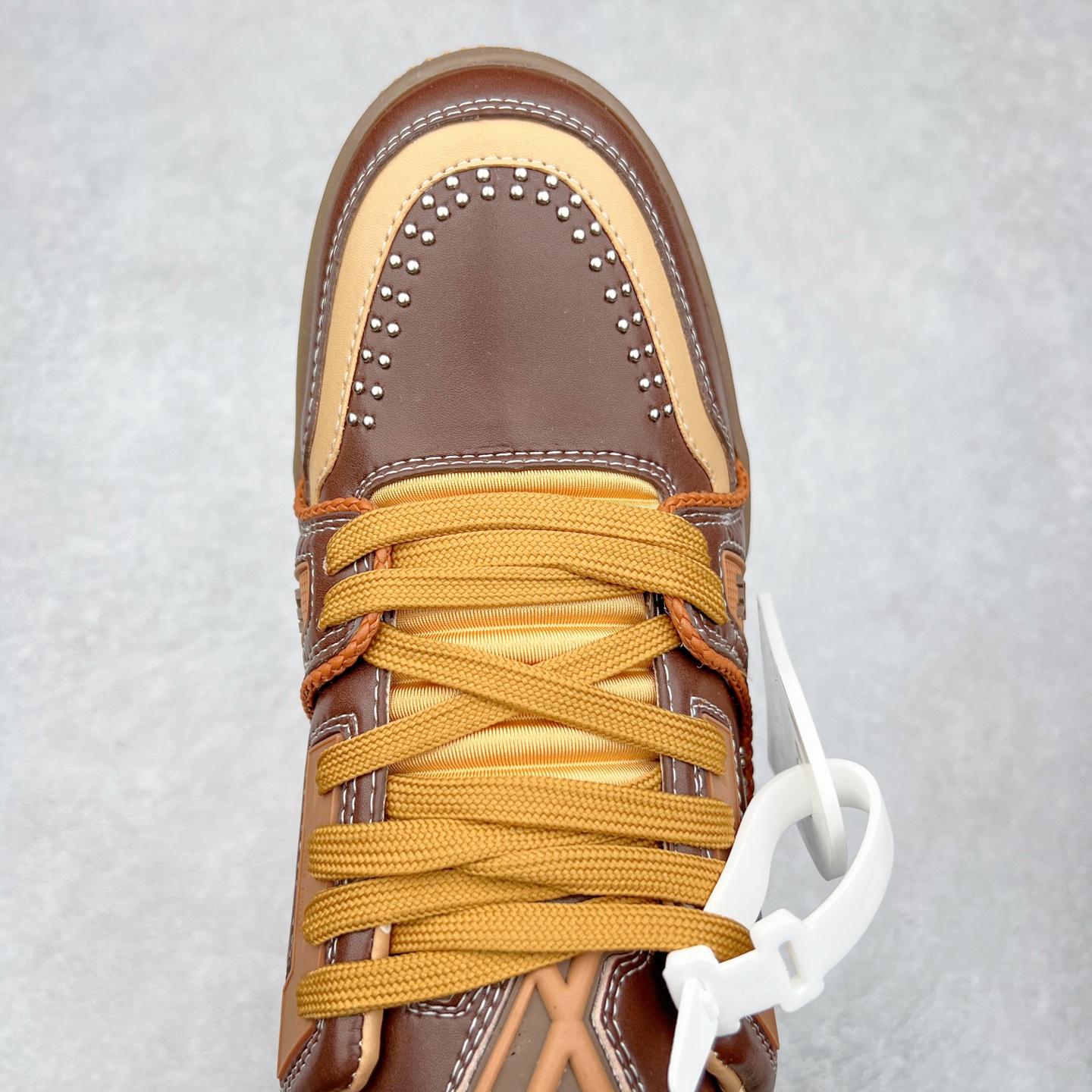 图片[4]-Louis Vuitton Trainer lv时装走秀运动鞋 完美鞋型超高的清洁度 零毛边线头瑕疵 全套原楦原纸版原鞋开模 全网最具灵魂的版型 正确原装黄色鞋盒 正确中底印花 鞋面印花3D高频深度立体 全鞋电脑针车 紧密相连 针距密度一致 环保乳胶注塑鞋垫 厚度脚感还原原版 皮面裁剪部位 统一油边封口工艺 原装橡胶大底含胶量大底组合零偏差 专柜全套包装 防尘袋 说明书 质保卡 男女鞋 尺码：35 36 37 38 39 40 41 42 43 44 45-选品中心