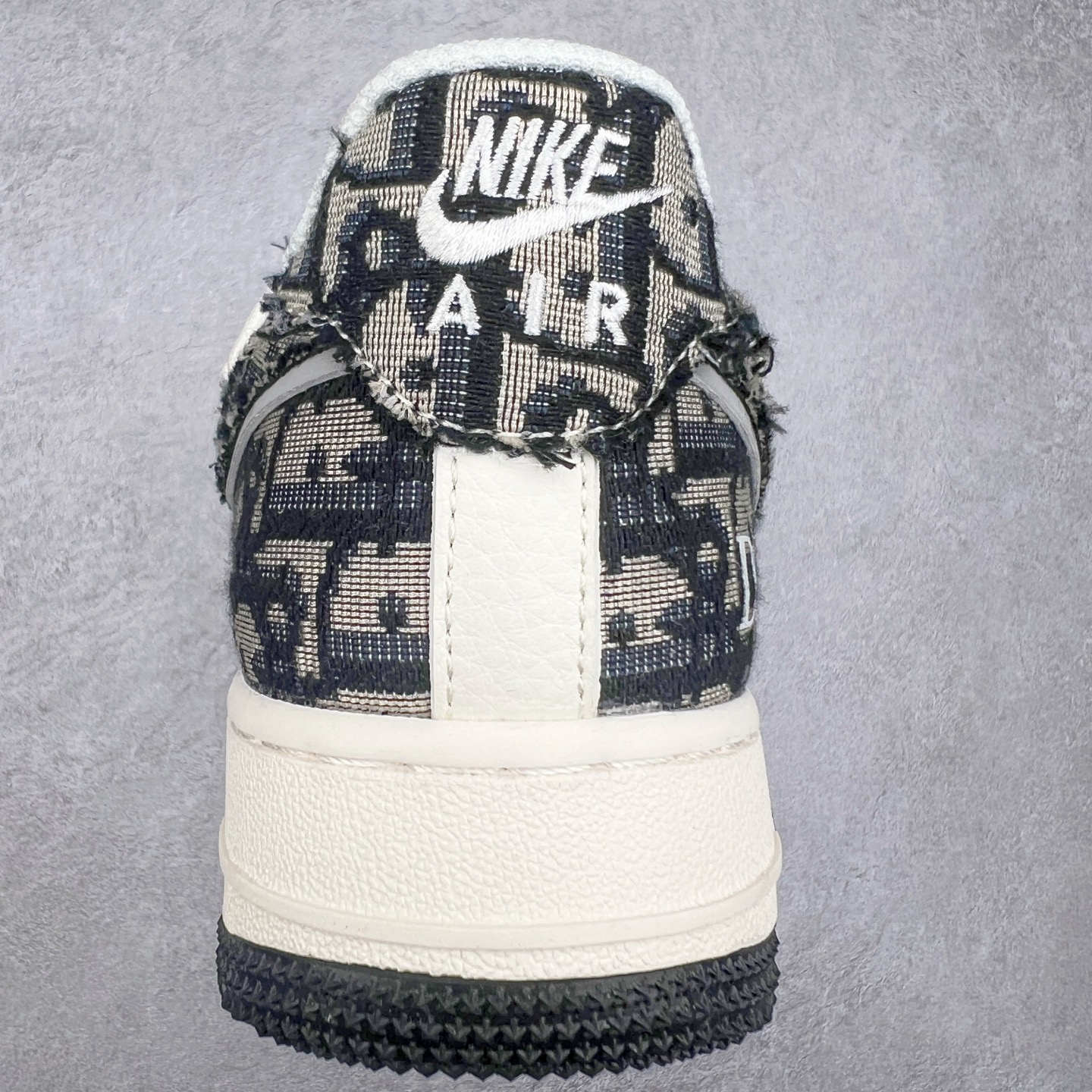 图片[8]-NK Air Force 1´07 Low 空军一号低帮百搭休闲运动板鞋 SJ1198-106 柔软、弹性十足的缓震性能和出色的中底设计 横跨复古与现代的外型结合 造就出风靡全球 三十多年的Force 1 直到今天还深受青睐 尺码：36 36.5 37.5 38 38.5 39 40 40.5 41 42 42.5 43 44 44.5 45-选品中心