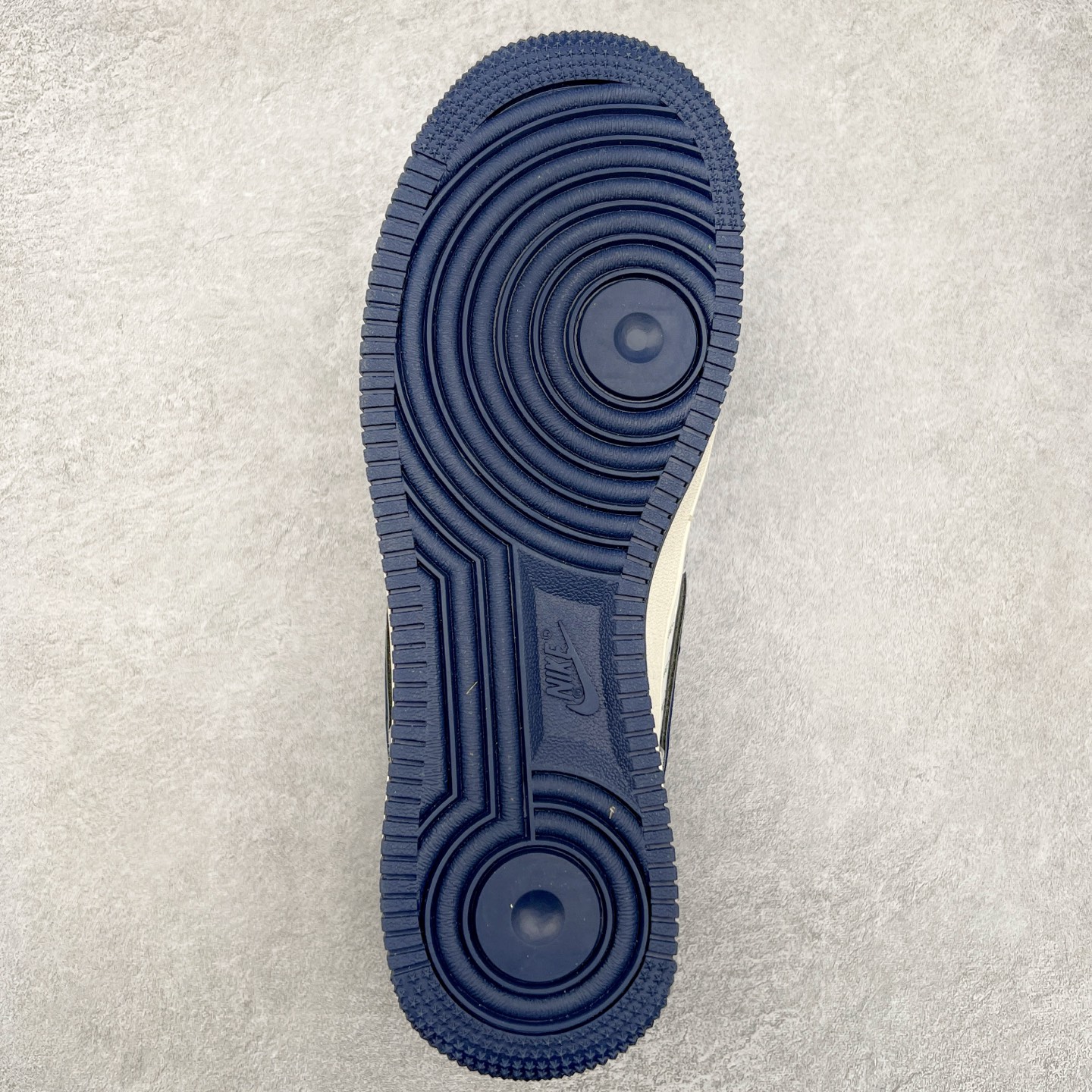 图片[9]-NK Air Force 1´07 Low 空军一号低帮百搭休闲运动板鞋 XZ3318-088 柔软、弹性十足的缓震性能和出色的中底设计 横跨复古与现代的外型结合 造就出风靡全球 三十多年的Force 1 直到今天还深受青睐 尺码：36 36.5 37.5 38 38.5 39 40 40.5 41 42 42.5 43 44 44.5 45-选品中心