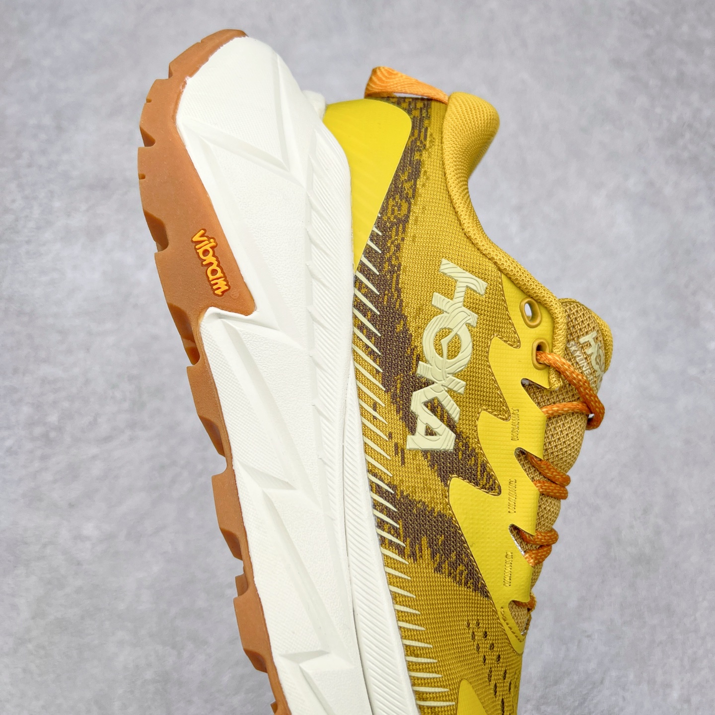 图片[6]-HOKA SKYLINE-FLOAT X 为HOKA首双搭载PeBax推进板的户外登山鞋，为近期大受欢迎的快速登山趋势打造，可同时对应越野跑与快速登山需求。90%蓖麻油提炼制造的Pebax推进版，搭配以甘蔗材质提炼的双密度EVA中底，为登山者带来源源不绝的前进能量。后跟外侧加长的Swallowtail Heel燕尾设计，同时提供上坡有感推进力、下坡步态更顺畅转换的快速登山新体验，适合想尝试轻量化登山，追求快速登山，但希望同时保持支撑推进力的族群。SKYLINE-FLOAT X使用Vibram黄金大底XS Trek复合橡胶成分，兼具耐磨与抓地力，搭配全新设计的5mm大底鞋齿与鞋纹，让克服崎岖地形更轻松，落地更稳定。 尺码：36 36.5 37.5 38 38.5 39 40 40.5 41 42 42.5 43 44 44.5 45-选品中心