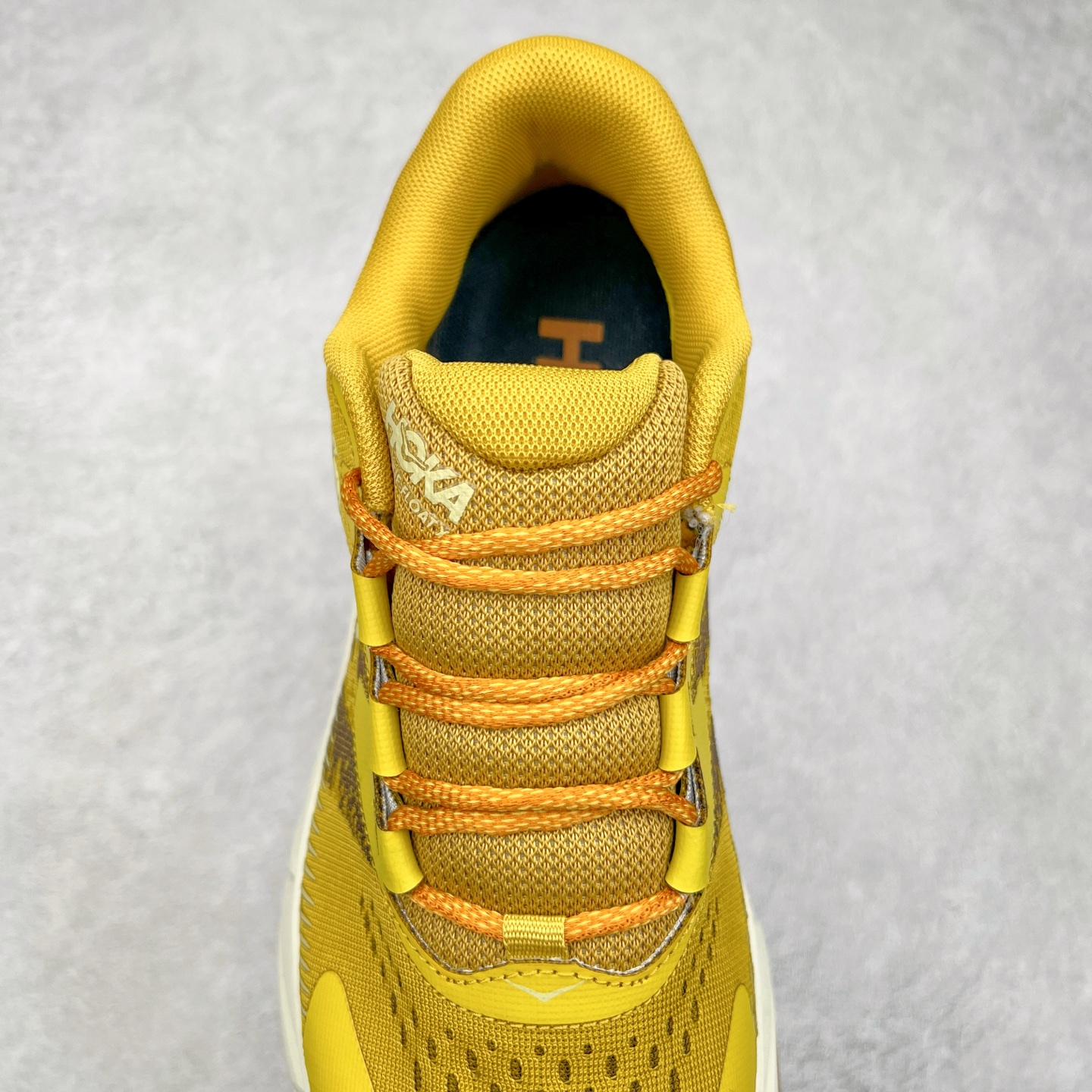 图片[5]-HOKA SKYLINE-FLOAT X 为HOKA首双搭载PeBax推进板的户外登山鞋，为近期大受欢迎的快速登山趋势打造，可同时对应越野跑与快速登山需求。90%蓖麻油提炼制造的Pebax推进版，搭配以甘蔗材质提炼的双密度EVA中底，为登山者带来源源不绝的前进能量。后跟外侧加长的Swallowtail Heel燕尾设计，同时提供上坡有感推进力、下坡步态更顺畅转换的快速登山新体验，适合想尝试轻量化登山，追求快速登山，但希望同时保持支撑推进力的族群。SKYLINE-FLOAT X使用Vibram黄金大底XS Trek复合橡胶成分，兼具耐磨与抓地力，搭配全新设计的5mm大底鞋齿与鞋纹，让克服崎岖地形更轻松，落地更稳定。 尺码：36 36.5 37.5 38 38.5 39 40 40.5 41 42 42.5 43 44 44.5 45-选品中心