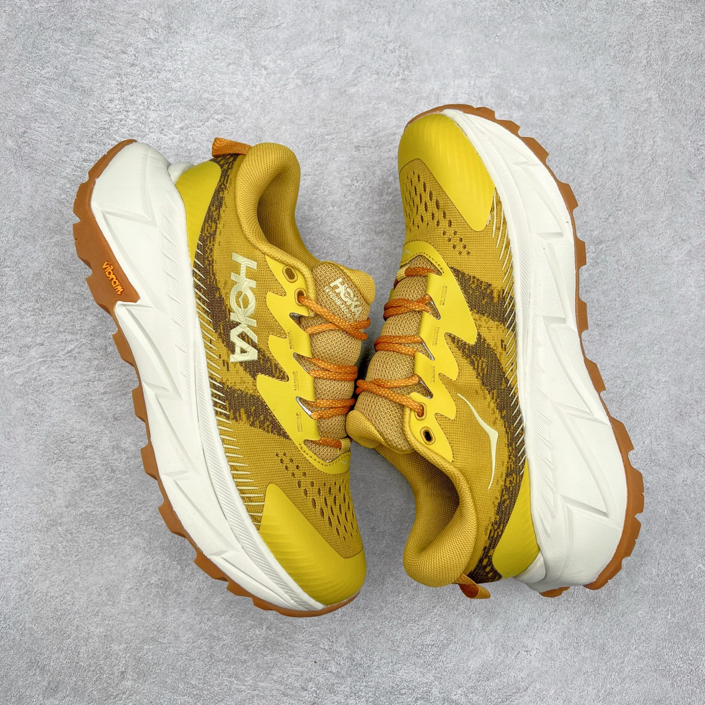 图片[3]-HOKA SKYLINE-FLOAT X 为HOKA首双搭载PeBax推进板的户外登山鞋，为近期大受欢迎的快速登山趋势打造，可同时对应越野跑与快速登山需求。90%蓖麻油提炼制造的Pebax推进版，搭配以甘蔗材质提炼的双密度EVA中底，为登山者带来源源不绝的前进能量。后跟外侧加长的Swallowtail Heel燕尾设计，同时提供上坡有感推进力、下坡步态更顺畅转换的快速登山新体验，适合想尝试轻量化登山，追求快速登山，但希望同时保持支撑推进力的族群。SKYLINE-FLOAT X使用Vibram黄金大底XS Trek复合橡胶成分，兼具耐磨与抓地力，搭配全新设计的5mm大底鞋齿与鞋纹，让克服崎岖地形更轻松，落地更稳定。 尺码：36 36.5 37.5 38 38.5 39 40 40.5 41 42 42.5 43 44 44.5 45-选品中心