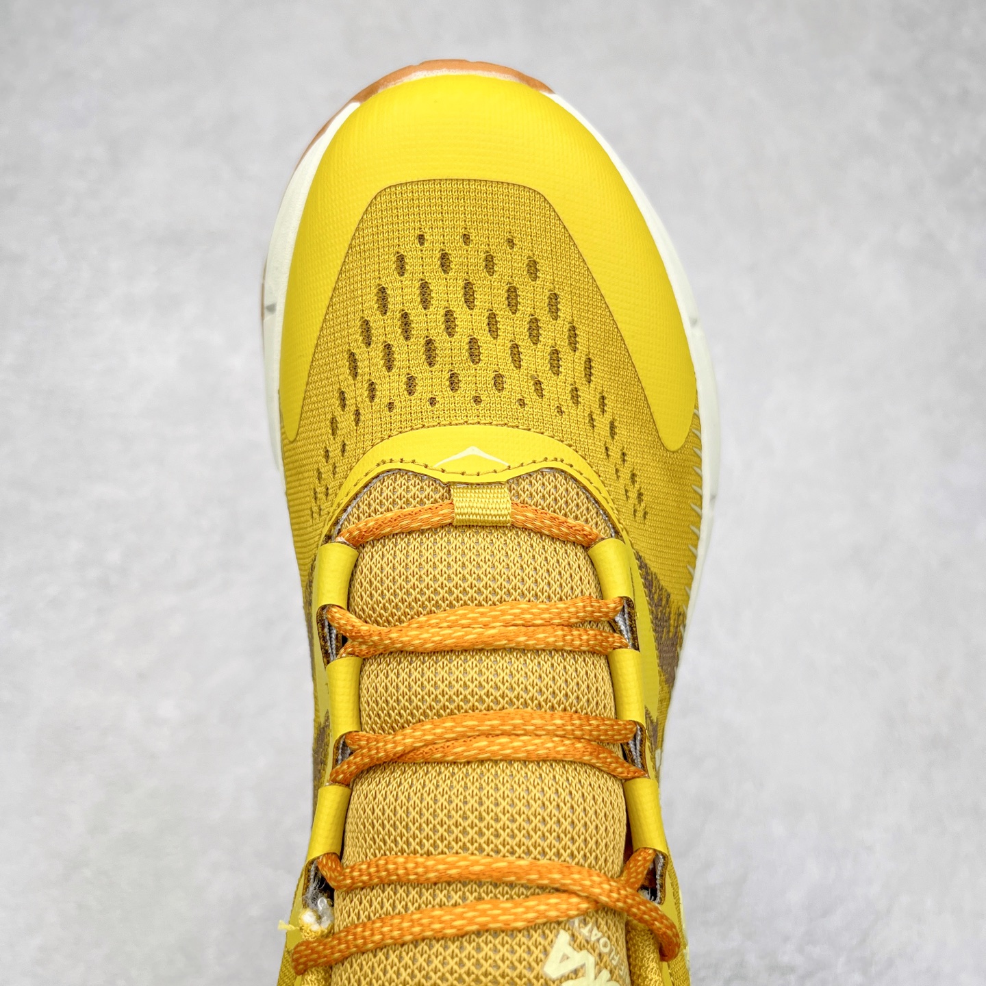 图片[4]-HOKA SKYLINE-FLOAT X 为HOKA首双搭载PeBax推进板的户外登山鞋，为近期大受欢迎的快速登山趋势打造，可同时对应越野跑与快速登山需求。90%蓖麻油提炼制造的Pebax推进版，搭配以甘蔗材质提炼的双密度EVA中底，为登山者带来源源不绝的前进能量。后跟外侧加长的Swallowtail Heel燕尾设计，同时提供上坡有感推进力、下坡步态更顺畅转换的快速登山新体验，适合想尝试轻量化登山，追求快速登山，但希望同时保持支撑推进力的族群。SKYLINE-FLOAT X使用Vibram黄金大底XS Trek复合橡胶成分，兼具耐磨与抓地力，搭配全新设计的5mm大底鞋齿与鞋纹，让克服崎岖地形更轻松，落地更稳定。 尺码：36 36.5 37.5 38 38.5 39 40 40.5 41 42 42.5 43 44 44.5 45-选品中心