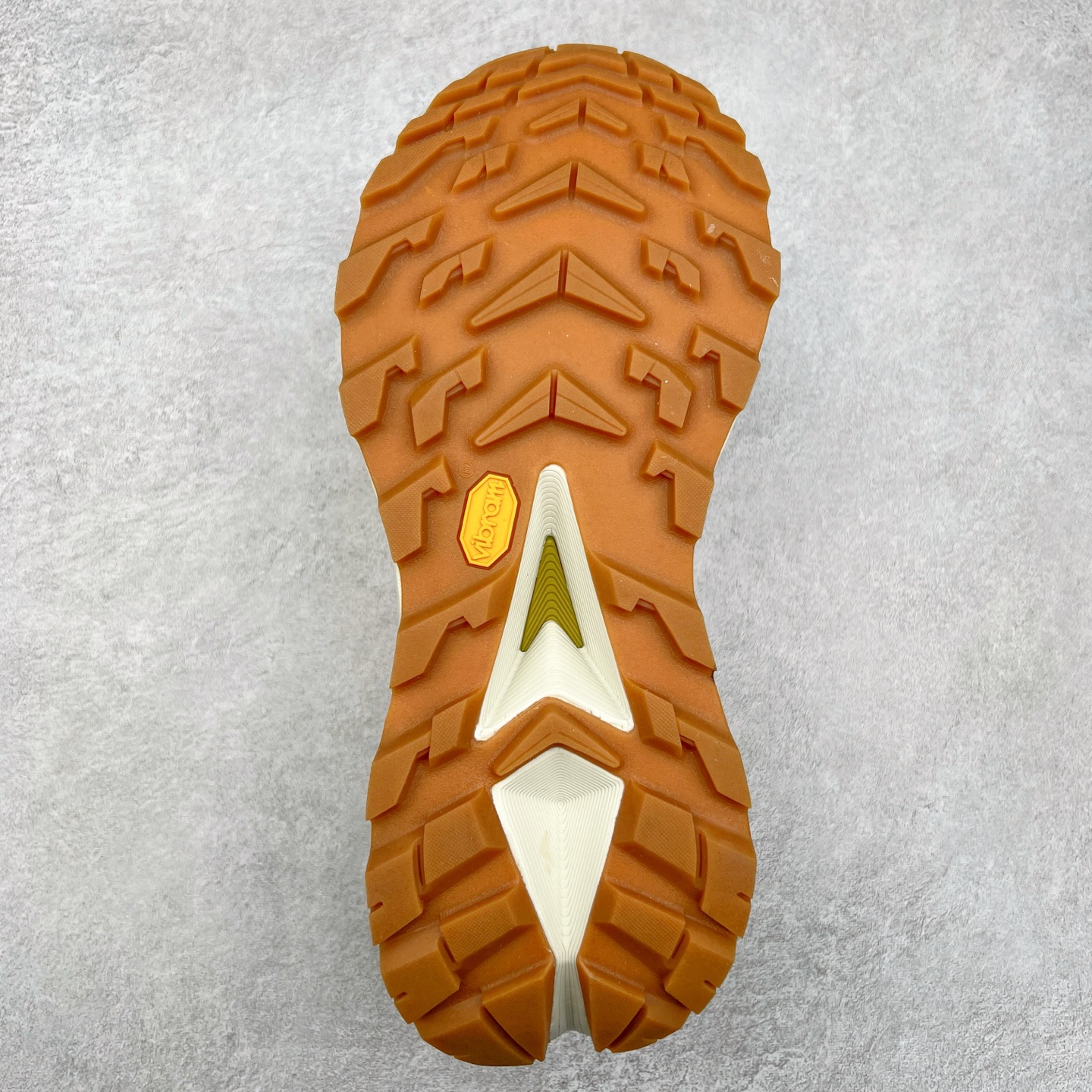 图片[9]-HOKA SKYLINE-FLOAT X 为HOKA首双搭载PeBax推进板的户外登山鞋，为近期大受欢迎的快速登山趋势打造，可同时对应越野跑与快速登山需求。90%蓖麻油提炼制造的Pebax推进版，搭配以甘蔗材质提炼的双密度EVA中底，为登山者带来源源不绝的前进能量。后跟外侧加长的Swallowtail Heel燕尾设计，同时提供上坡有感推进力、下坡步态更顺畅转换的快速登山新体验，适合想尝试轻量化登山，追求快速登山，但希望同时保持支撑推进力的族群。SKYLINE-FLOAT X使用Vibram黄金大底XS Trek复合橡胶成分，兼具耐磨与抓地力，搭配全新设计的5mm大底鞋齿与鞋纹，让克服崎岖地形更轻松，落地更稳定。 尺码：36 36.5 37.5 38 38.5 39 40 40.5 41 42 42.5 43 44 44.5 45-选品中心