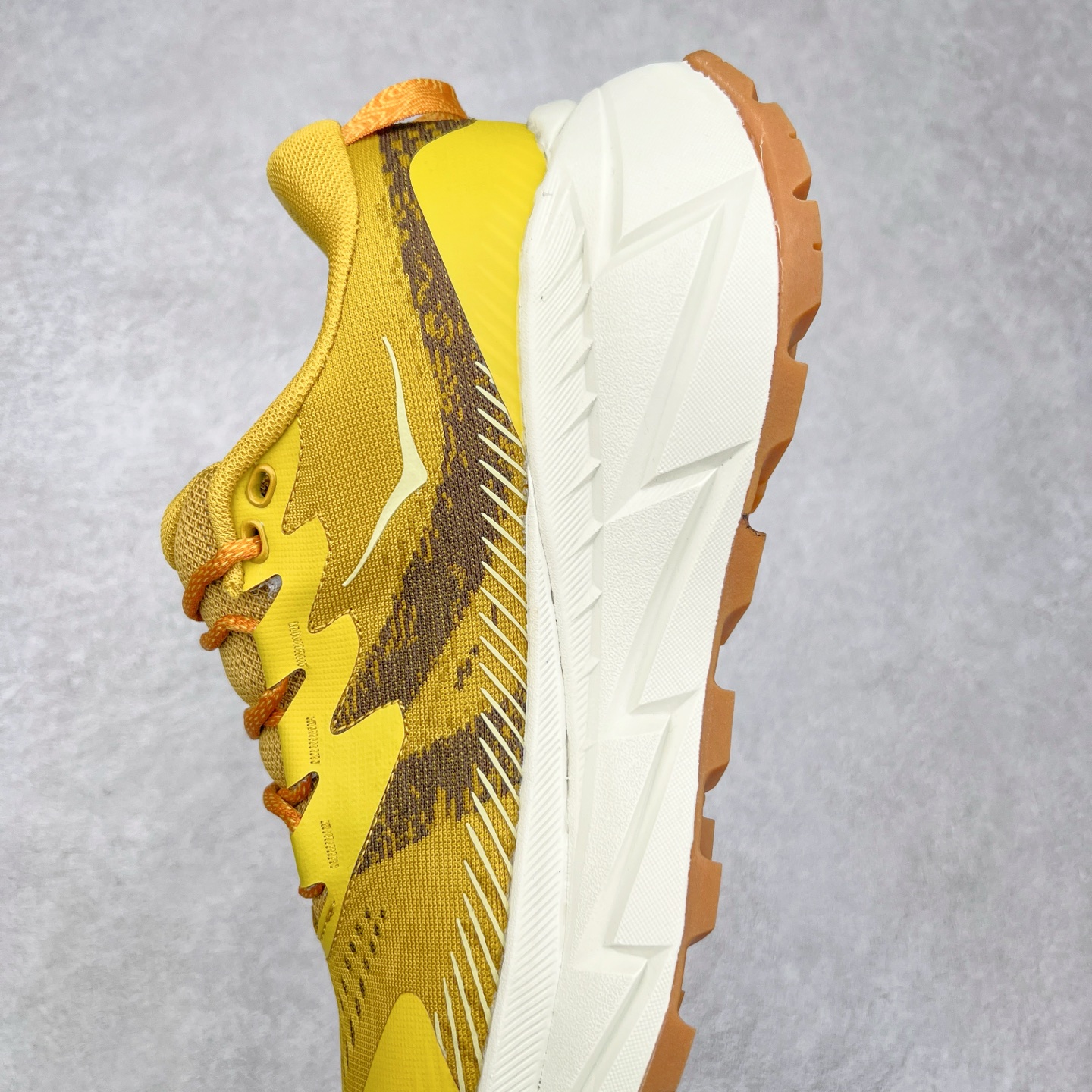 图片[7]-HOKA SKYLINE-FLOAT X 为HOKA首双搭载PeBax推进板的户外登山鞋，为近期大受欢迎的快速登山趋势打造，可同时对应越野跑与快速登山需求。90%蓖麻油提炼制造的Pebax推进版，搭配以甘蔗材质提炼的双密度EVA中底，为登山者带来源源不绝的前进能量。后跟外侧加长的Swallowtail Heel燕尾设计，同时提供上坡有感推进力、下坡步态更顺畅转换的快速登山新体验，适合想尝试轻量化登山，追求快速登山，但希望同时保持支撑推进力的族群。SKYLINE-FLOAT X使用Vibram黄金大底XS Trek复合橡胶成分，兼具耐磨与抓地力，搭配全新设计的5mm大底鞋齿与鞋纹，让克服崎岖地形更轻松，落地更稳定。 尺码：36 36.5 37.5 38 38.5 39 40 40.5 41 42 42.5 43 44 44.5 45-选品中心