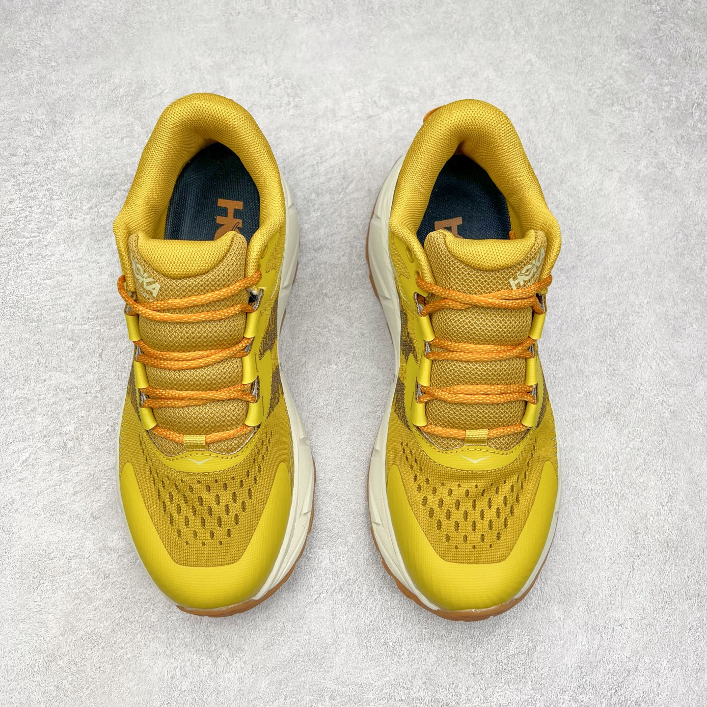 图片[2]-HOKA SKYLINE-FLOAT X 为HOKA首双搭载PeBax推进板的户外登山鞋，为近期大受欢迎的快速登山趋势打造，可同时对应越野跑与快速登山需求。90%蓖麻油提炼制造的Pebax推进版，搭配以甘蔗材质提炼的双密度EVA中底，为登山者带来源源不绝的前进能量。后跟外侧加长的Swallowtail Heel燕尾设计，同时提供上坡有感推进力、下坡步态更顺畅转换的快速登山新体验，适合想尝试轻量化登山，追求快速登山，但希望同时保持支撑推进力的族群。SKYLINE-FLOAT X使用Vibram黄金大底XS Trek复合橡胶成分，兼具耐磨与抓地力，搭配全新设计的5mm大底鞋齿与鞋纹，让克服崎岖地形更轻松，落地更稳定。 尺码：36 36.5 37.5 38 38.5 39 40 40.5 41 42 42.5 43 44 44.5 45-选品中心