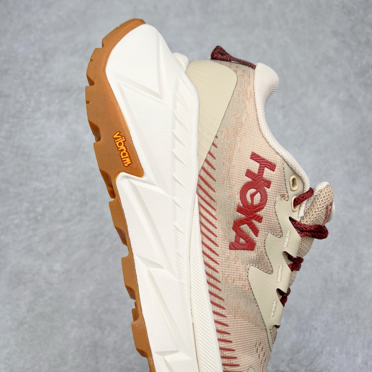 图片[6]-HOKA SKYLINE-FLOAT X 为HOKA首双搭载PeBax推进板的户外登山鞋，为近期大受欢迎的快速登山趋势打造，可同时对应越野跑与快速登山需求。90%蓖麻油提炼制造的Pebax推进版，搭配以甘蔗材质提炼的双密度EVA中底，为登山者带来源源不绝的前进能量。后跟外侧加长的Swallowtail Heel燕尾设计，同时提供上坡有感推进力、下坡步态更顺畅转换的快速登山新体验，适合想尝试轻量化登山，追求快速登山，但希望同时保持支撑推进力的族群。SKYLINE-FLOAT X使用Vibram黄金大底XS Trek复合橡胶成分，兼具耐磨与抓地力，搭配全新设计的5mm大底鞋齿与鞋纹，让克服崎岖地形更轻松，落地更稳定。 尺码：36 36.5 37.5 38 38.5 39 40 40.5 41 42 42.5 43 44 44.5 45-选品中心