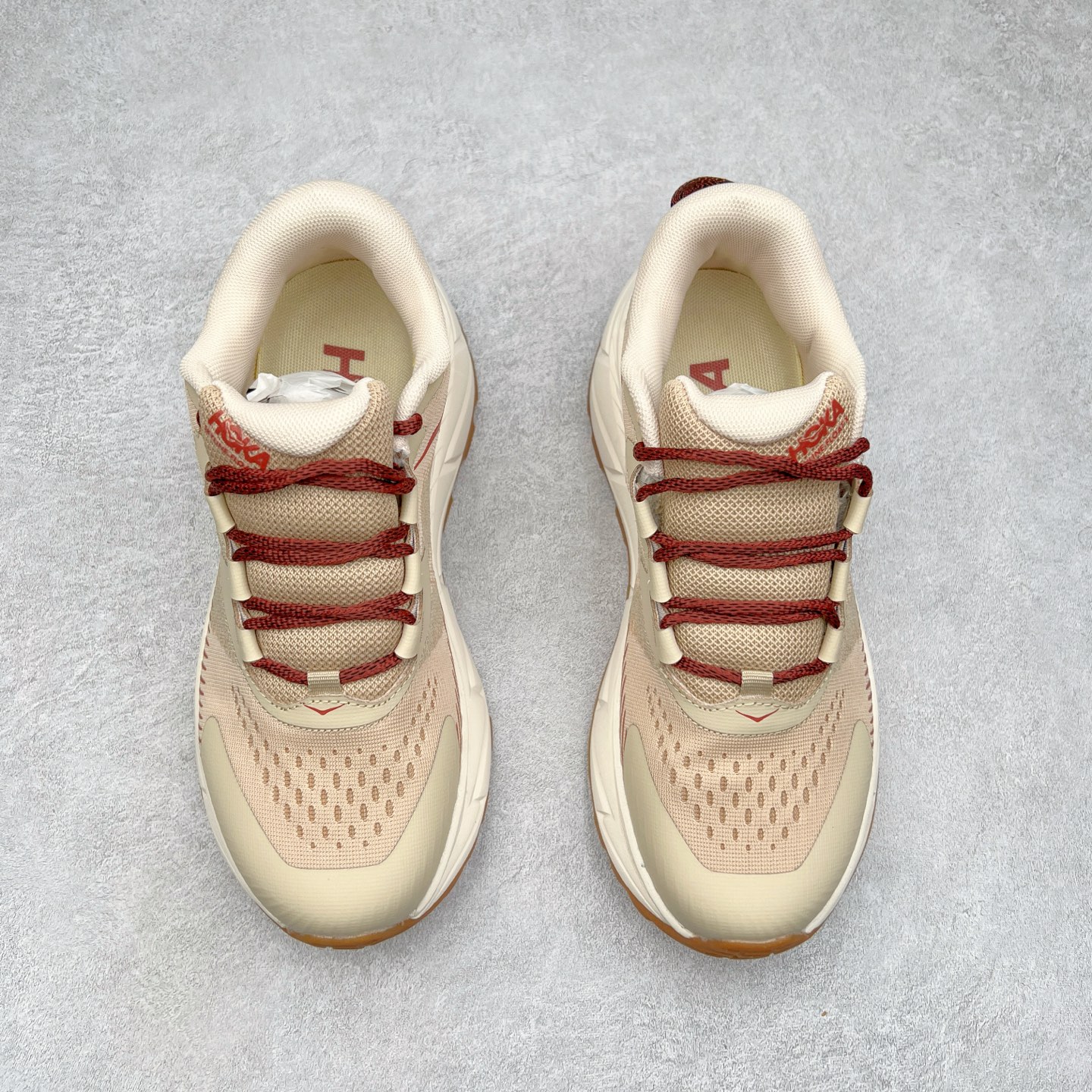 图片[2]-HOKA SKYLINE-FLOAT X 为HOKA首双搭载PeBax推进板的户外登山鞋，为近期大受欢迎的快速登山趋势打造，可同时对应越野跑与快速登山需求。90%蓖麻油提炼制造的Pebax推进版，搭配以甘蔗材质提炼的双密度EVA中底，为登山者带来源源不绝的前进能量。后跟外侧加长的Swallowtail Heel燕尾设计，同时提供上坡有感推进力、下坡步态更顺畅转换的快速登山新体验，适合想尝试轻量化登山，追求快速登山，但希望同时保持支撑推进力的族群。SKYLINE-FLOAT X使用Vibram黄金大底XS Trek复合橡胶成分，兼具耐磨与抓地力，搭配全新设计的5mm大底鞋齿与鞋纹，让克服崎岖地形更轻松，落地更稳定。 尺码：36 36.5 37.5 38 38.5 39 40 40.5 41 42 42.5 43 44 44.5 45-选品中心