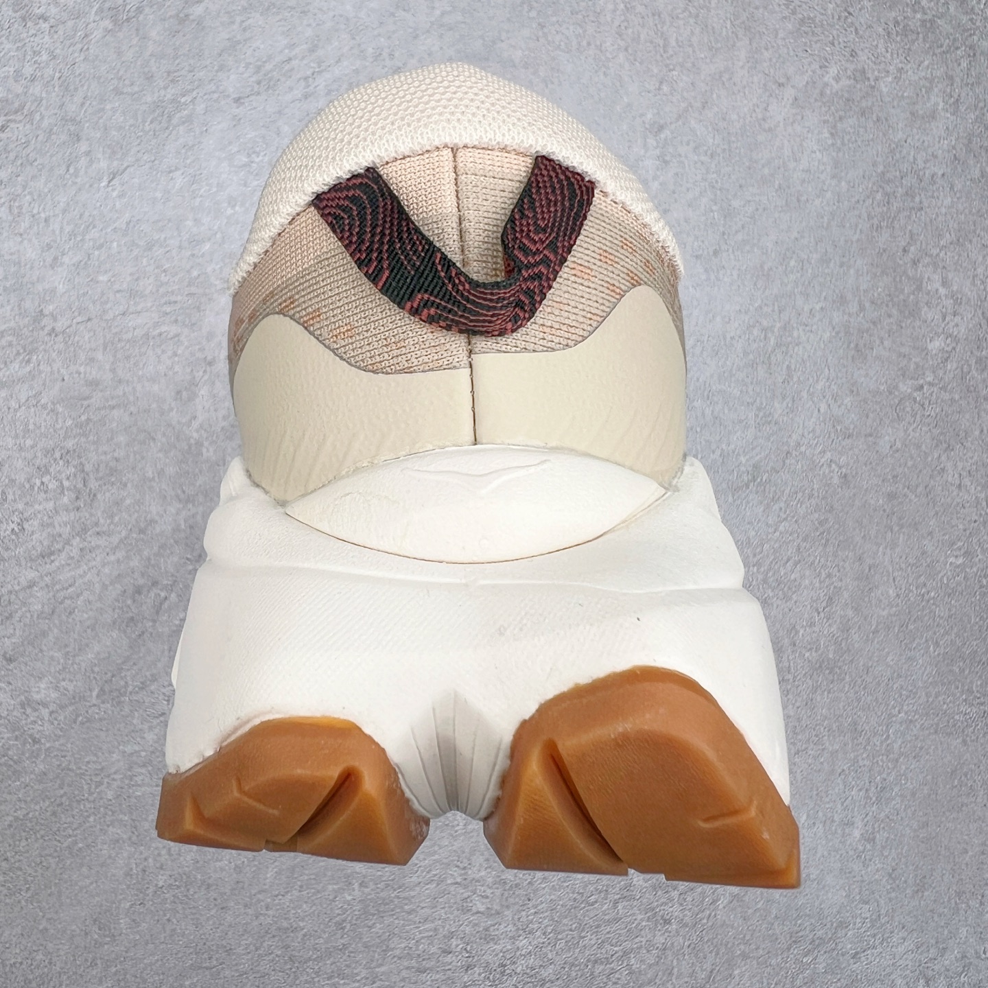 图片[8]-HOKA SKYLINE-FLOAT X 为HOKA首双搭载PeBax推进板的户外登山鞋，为近期大受欢迎的快速登山趋势打造，可同时对应越野跑与快速登山需求。90%蓖麻油提炼制造的Pebax推进版，搭配以甘蔗材质提炼的双密度EVA中底，为登山者带来源源不绝的前进能量。后跟外侧加长的Swallowtail Heel燕尾设计，同时提供上坡有感推进力、下坡步态更顺畅转换的快速登山新体验，适合想尝试轻量化登山，追求快速登山，但希望同时保持支撑推进力的族群。SKYLINE-FLOAT X使用Vibram黄金大底XS Trek复合橡胶成分，兼具耐磨与抓地力，搭配全新设计的5mm大底鞋齿与鞋纹，让克服崎岖地形更轻松，落地更稳定。 尺码：36 36.5 37.5 38 38.5 39 40 40.5 41 42 42.5 43 44 44.5 45-选品中心