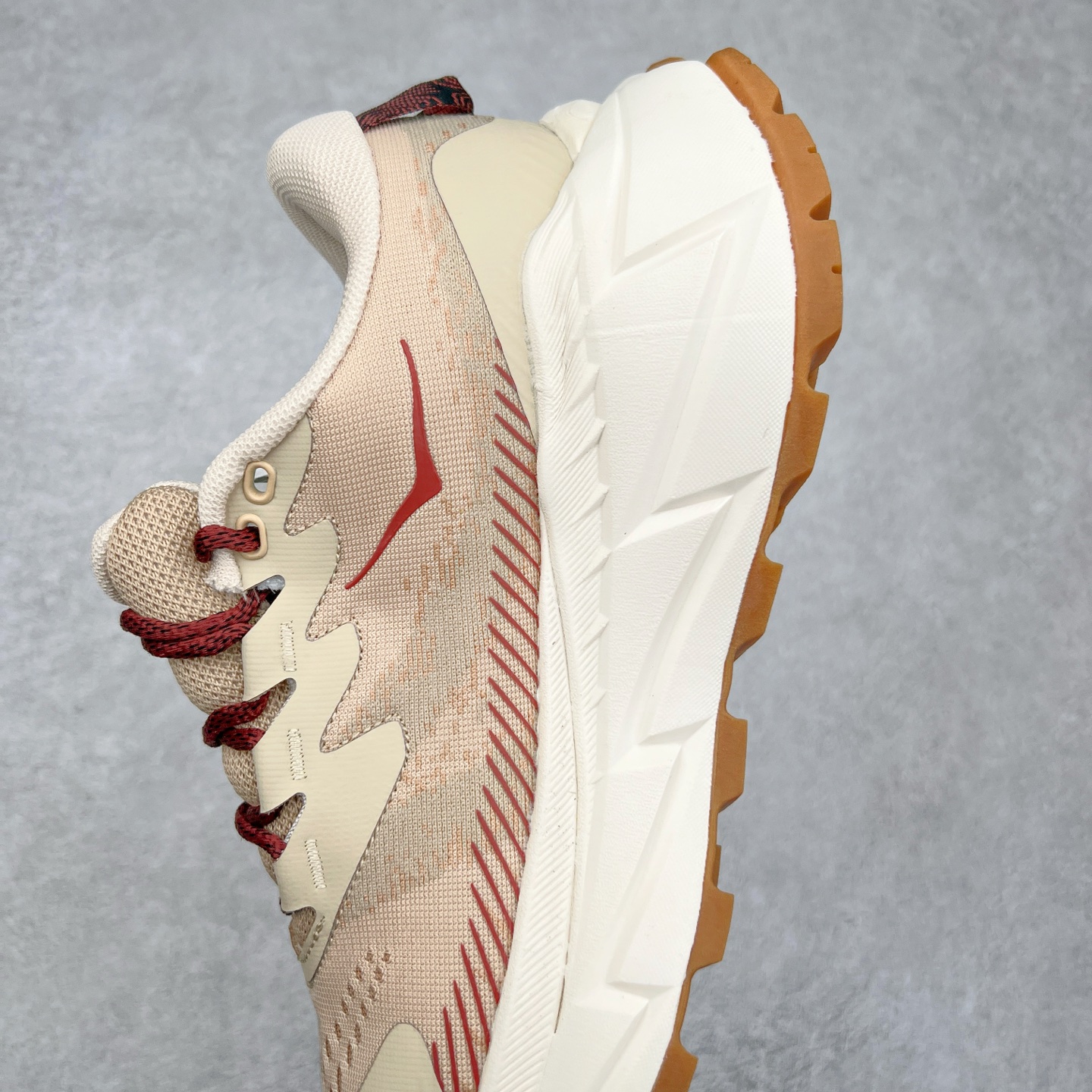 图片[7]-HOKA SKYLINE-FLOAT X 为HOKA首双搭载PeBax推进板的户外登山鞋，为近期大受欢迎的快速登山趋势打造，可同时对应越野跑与快速登山需求。90%蓖麻油提炼制造的Pebax推进版，搭配以甘蔗材质提炼的双密度EVA中底，为登山者带来源源不绝的前进能量。后跟外侧加长的Swallowtail Heel燕尾设计，同时提供上坡有感推进力、下坡步态更顺畅转换的快速登山新体验，适合想尝试轻量化登山，追求快速登山，但希望同时保持支撑推进力的族群。SKYLINE-FLOAT X使用Vibram黄金大底XS Trek复合橡胶成分，兼具耐磨与抓地力，搭配全新设计的5mm大底鞋齿与鞋纹，让克服崎岖地形更轻松，落地更稳定。 尺码：36 36.5 37.5 38 38.5 39 40 40.5 41 42 42.5 43 44 44.5 45-选品中心