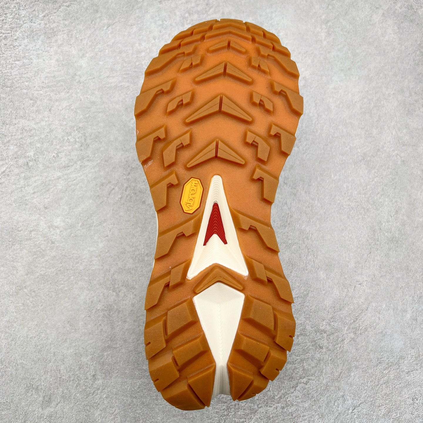 图片[9]-HOKA SKYLINE-FLOAT X 为HOKA首双搭载PeBax推进板的户外登山鞋，为近期大受欢迎的快速登山趋势打造，可同时对应越野跑与快速登山需求。90%蓖麻油提炼制造的Pebax推进版，搭配以甘蔗材质提炼的双密度EVA中底，为登山者带来源源不绝的前进能量。后跟外侧加长的Swallowtail Heel燕尾设计，同时提供上坡有感推进力、下坡步态更顺畅转换的快速登山新体验，适合想尝试轻量化登山，追求快速登山，但希望同时保持支撑推进力的族群。SKYLINE-FLOAT X使用Vibram黄金大底XS Trek复合橡胶成分，兼具耐磨与抓地力，搭配全新设计的5mm大底鞋齿与鞋纹，让克服崎岖地形更轻松，落地更稳定。 尺码：36 36.5 37.5 38 38.5 39 40 40.5 41 42 42.5 43 44 44.5 45-选品中心