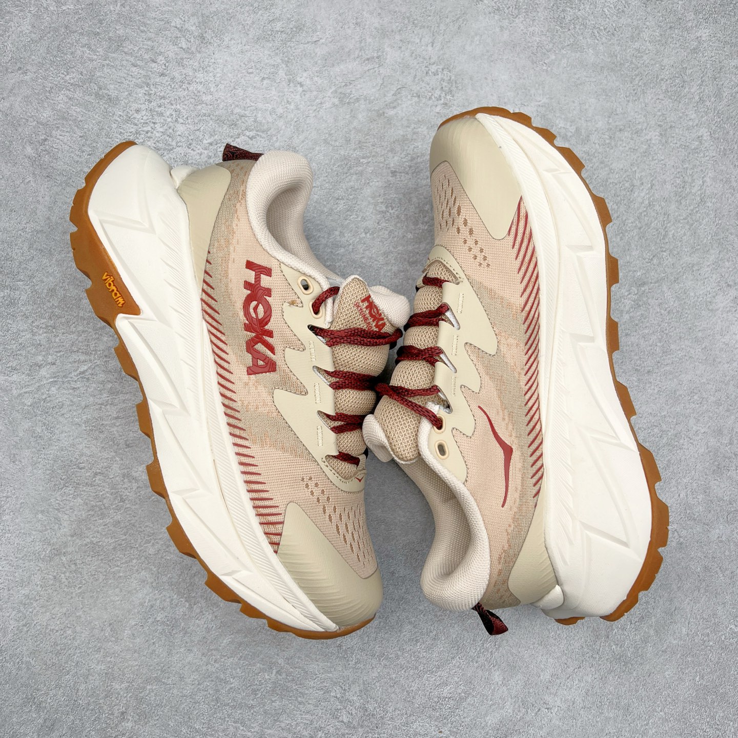 图片[3]-HOKA SKYLINE-FLOAT X 为HOKA首双搭载PeBax推进板的户外登山鞋，为近期大受欢迎的快速登山趋势打造，可同时对应越野跑与快速登山需求。90%蓖麻油提炼制造的Pebax推进版，搭配以甘蔗材质提炼的双密度EVA中底，为登山者带来源源不绝的前进能量。后跟外侧加长的Swallowtail Heel燕尾设计，同时提供上坡有感推进力、下坡步态更顺畅转换的快速登山新体验，适合想尝试轻量化登山，追求快速登山，但希望同时保持支撑推进力的族群。SKYLINE-FLOAT X使用Vibram黄金大底XS Trek复合橡胶成分，兼具耐磨与抓地力，搭配全新设计的5mm大底鞋齿与鞋纹，让克服崎岖地形更轻松，落地更稳定。 尺码：36 36.5 37.5 38 38.5 39 40 40.5 41 42 42.5 43 44 44.5 45-选品中心