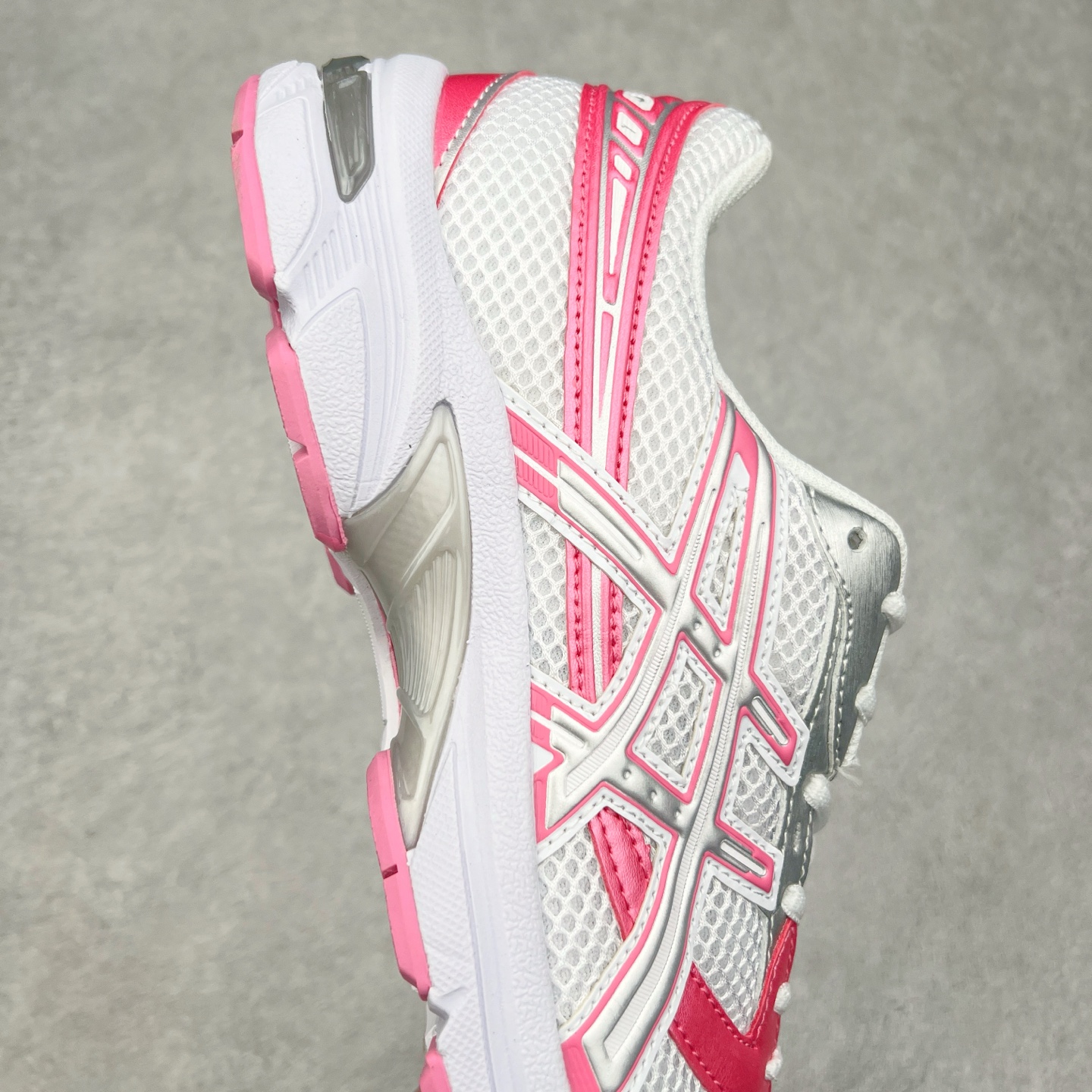 图片[6]-Asics Gel-1130 亚瑟士系列低帮复古休闲运动慢跑鞋 整双鞋在鞋面部分选用网眼布与皮革相互连接，在鞋面银色金属质感的线条中，ASICS 品牌标志性的虎爪 Logo 出现在鞋身侧面，既展现出复古美感，又加深了整双鞋的层次感。搭载着 Ortholite 鞋垫，之后再辅以 GEL 缓震胶中底和耐磨大底，在提升上脚舒适性的同时，在缓震脚感以及耐磨抓地力方面也能满足日常运动需求。尺码：36 37 37.5 38 39.5 40 40.5 41.5 42 42.5 43.5 44 45-选品中心