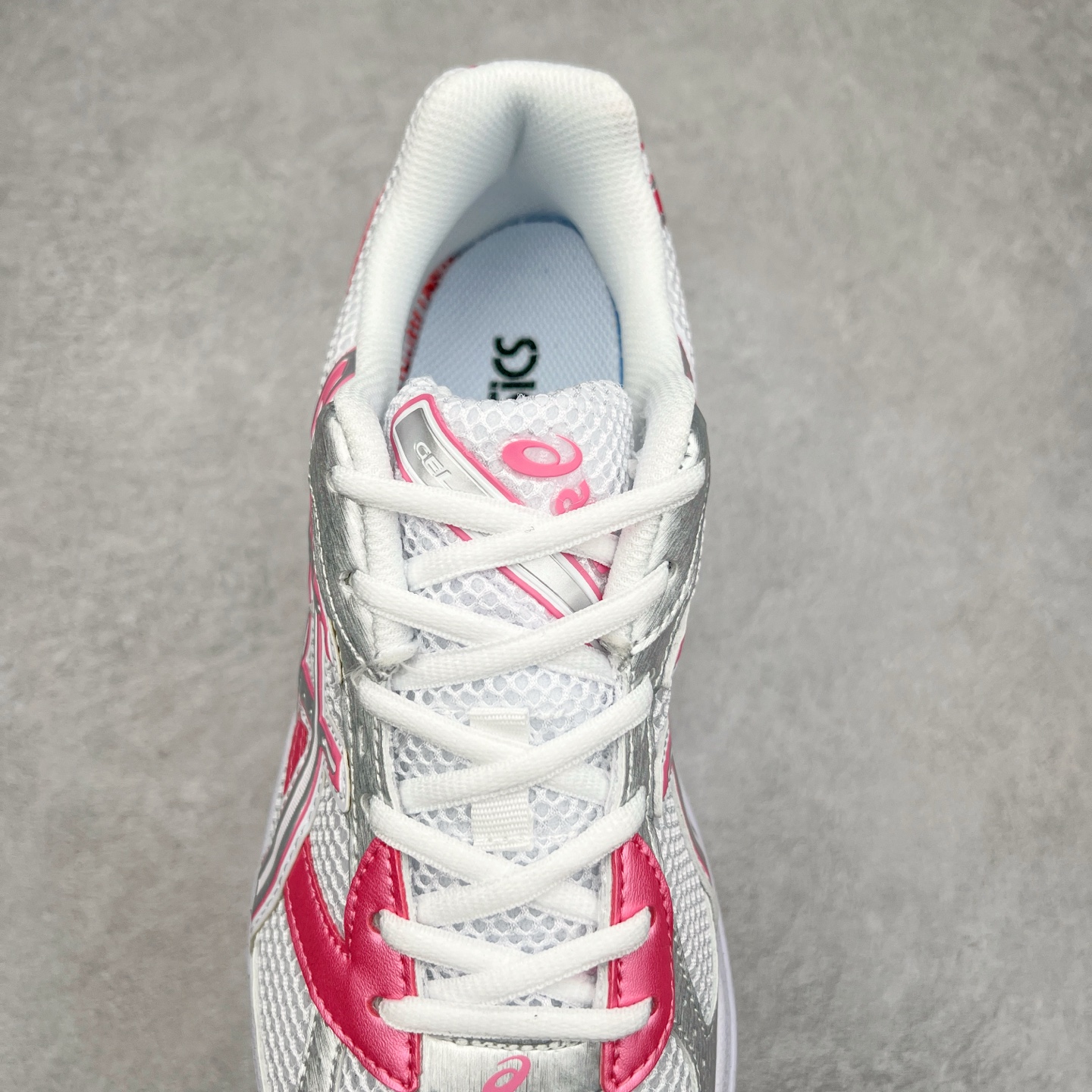 图片[5]-Asics Gel-1130 亚瑟士系列低帮复古休闲运动慢跑鞋 整双鞋在鞋面部分选用网眼布与皮革相互连接，在鞋面银色金属质感的线条中，ASICS 品牌标志性的虎爪 Logo 出现在鞋身侧面，既展现出复古美感，又加深了整双鞋的层次感。搭载着 Ortholite 鞋垫，之后再辅以 GEL 缓震胶中底和耐磨大底，在提升上脚舒适性的同时，在缓震脚感以及耐磨抓地力方面也能满足日常运动需求。尺码：36 37 37.5 38 39.5 40 40.5 41.5 42 42.5 43.5 44 45-选品中心