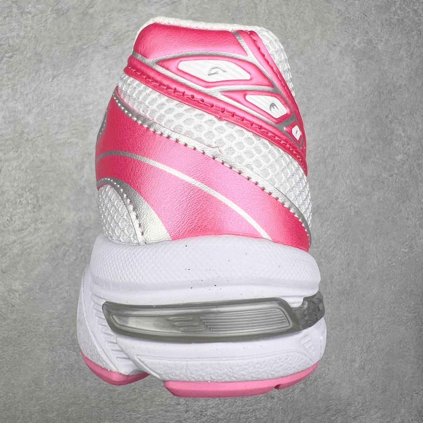 图片[8]-Asics Gel-1130 亚瑟士系列低帮复古休闲运动慢跑鞋 整双鞋在鞋面部分选用网眼布与皮革相互连接，在鞋面银色金属质感的线条中，ASICS 品牌标志性的虎爪 Logo 出现在鞋身侧面，既展现出复古美感，又加深了整双鞋的层次感。搭载着 Ortholite 鞋垫，之后再辅以 GEL 缓震胶中底和耐磨大底，在提升上脚舒适性的同时，在缓震脚感以及耐磨抓地力方面也能满足日常运动需求。尺码：36 37 37.5 38 39.5 40 40.5 41.5 42 42.5 43.5 44 45-选品中心