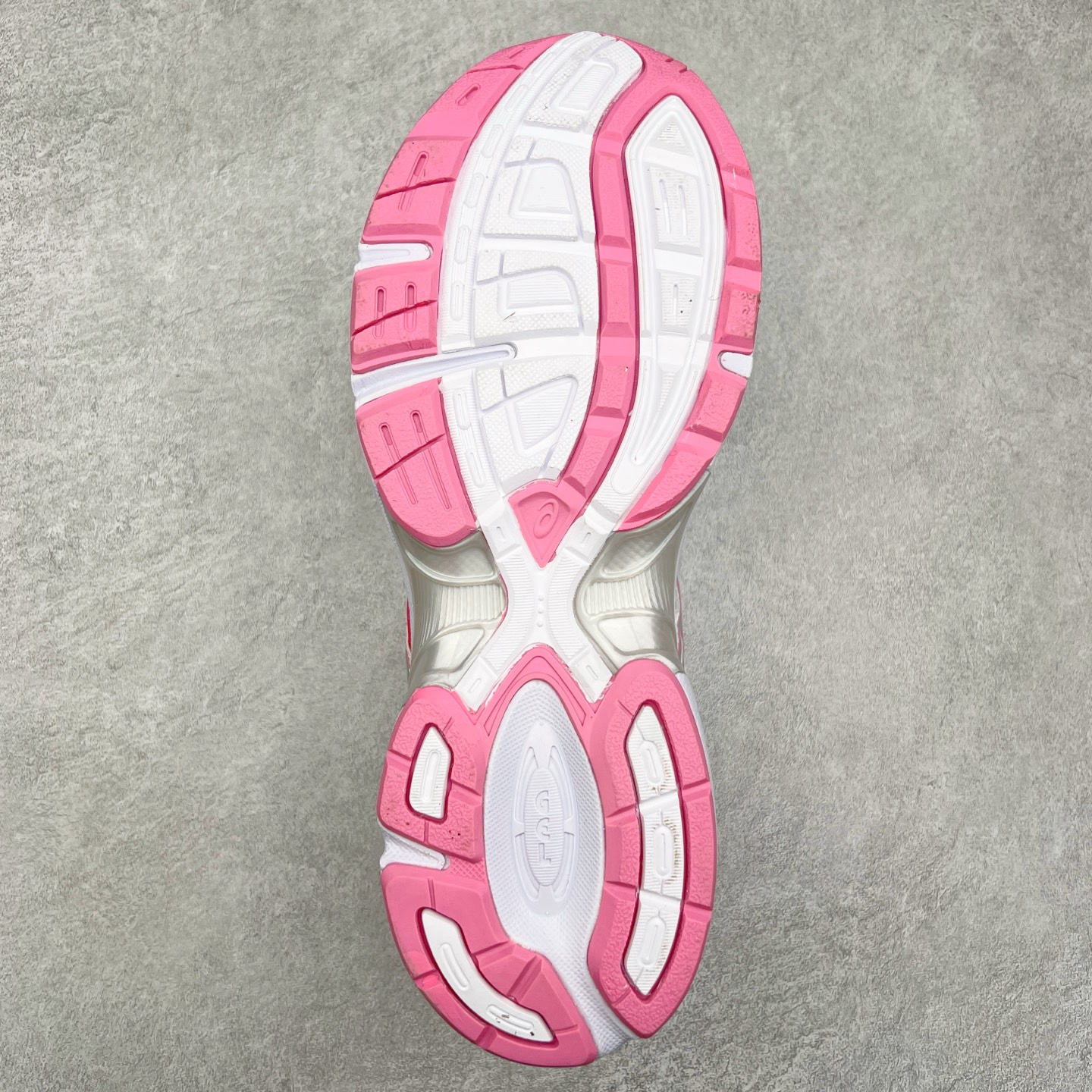 图片[9]-Asics Gel-1130 亚瑟士系列低帮复古休闲运动慢跑鞋 整双鞋在鞋面部分选用网眼布与皮革相互连接，在鞋面银色金属质感的线条中，ASICS 品牌标志性的虎爪 Logo 出现在鞋身侧面，既展现出复古美感，又加深了整双鞋的层次感。搭载着 Ortholite 鞋垫，之后再辅以 GEL 缓震胶中底和耐磨大底，在提升上脚舒适性的同时，在缓震脚感以及耐磨抓地力方面也能满足日常运动需求。尺码：36 37 37.5 38 39.5 40 40.5 41.5 42 42.5 43.5 44 45-选品中心