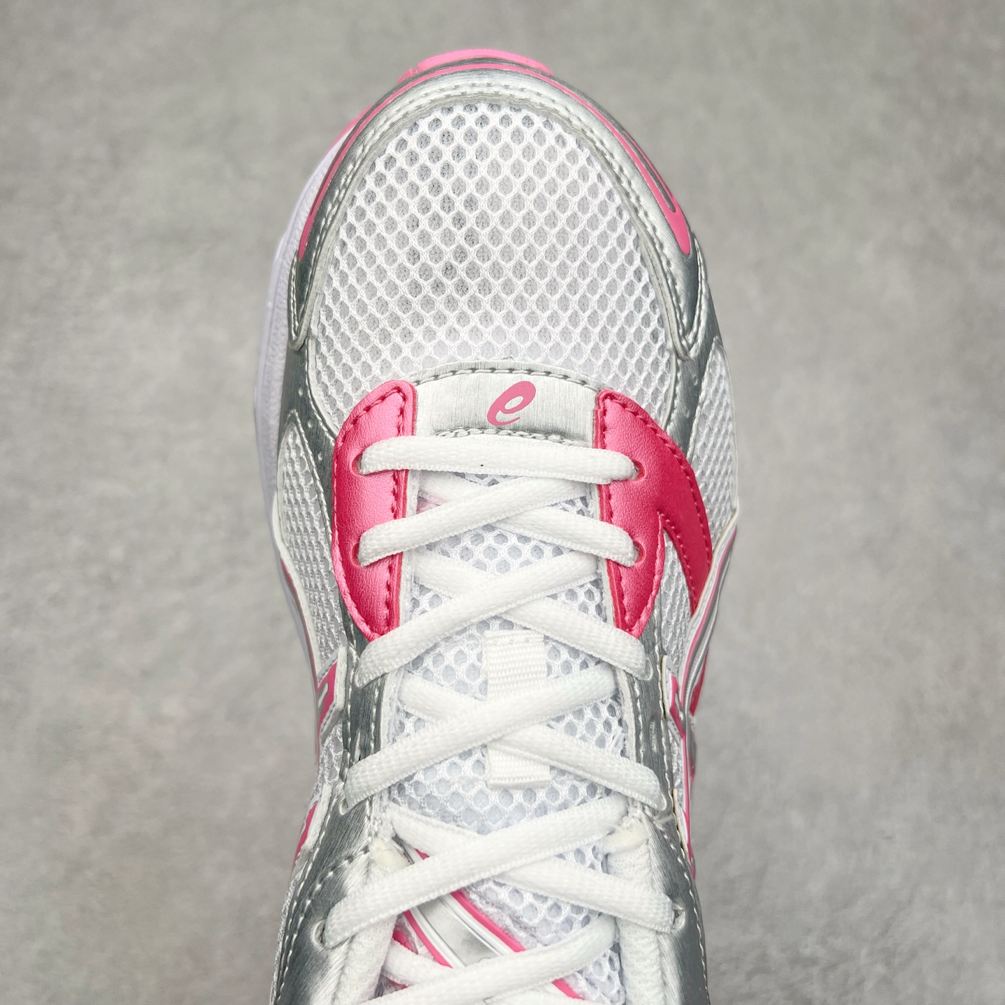 图片[4]-Asics Gel-1130 亚瑟士系列低帮复古休闲运动慢跑鞋 整双鞋在鞋面部分选用网眼布与皮革相互连接，在鞋面银色金属质感的线条中，ASICS 品牌标志性的虎爪 Logo 出现在鞋身侧面，既展现出复古美感，又加深了整双鞋的层次感。搭载着 Ortholite 鞋垫，之后再辅以 GEL 缓震胶中底和耐磨大底，在提升上脚舒适性的同时，在缓震脚感以及耐磨抓地力方面也能满足日常运动需求。尺码：36 37 37.5 38 39.5 40 40.5 41.5 42 42.5 43.5 44 45-选品中心