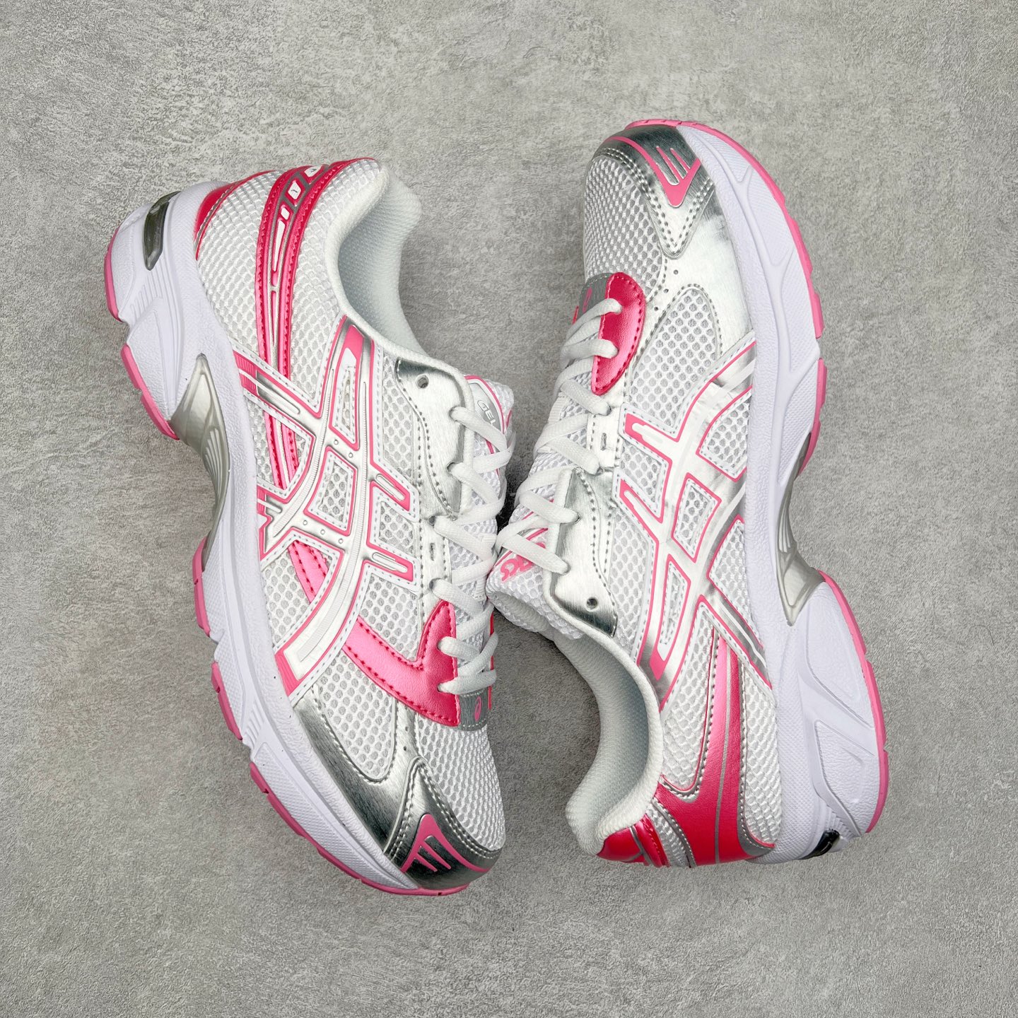图片[3]-Asics Gel-1130 亚瑟士系列低帮复古休闲运动慢跑鞋 整双鞋在鞋面部分选用网眼布与皮革相互连接，在鞋面银色金属质感的线条中，ASICS 品牌标志性的虎爪 Logo 出现在鞋身侧面，既展现出复古美感，又加深了整双鞋的层次感。搭载着 Ortholite 鞋垫，之后再辅以 GEL 缓震胶中底和耐磨大底，在提升上脚舒适性的同时，在缓震脚感以及耐磨抓地力方面也能满足日常运动需求。尺码：36 37 37.5 38 39.5 40 40.5 41.5 42 42.5 43.5 44 45-选品中心