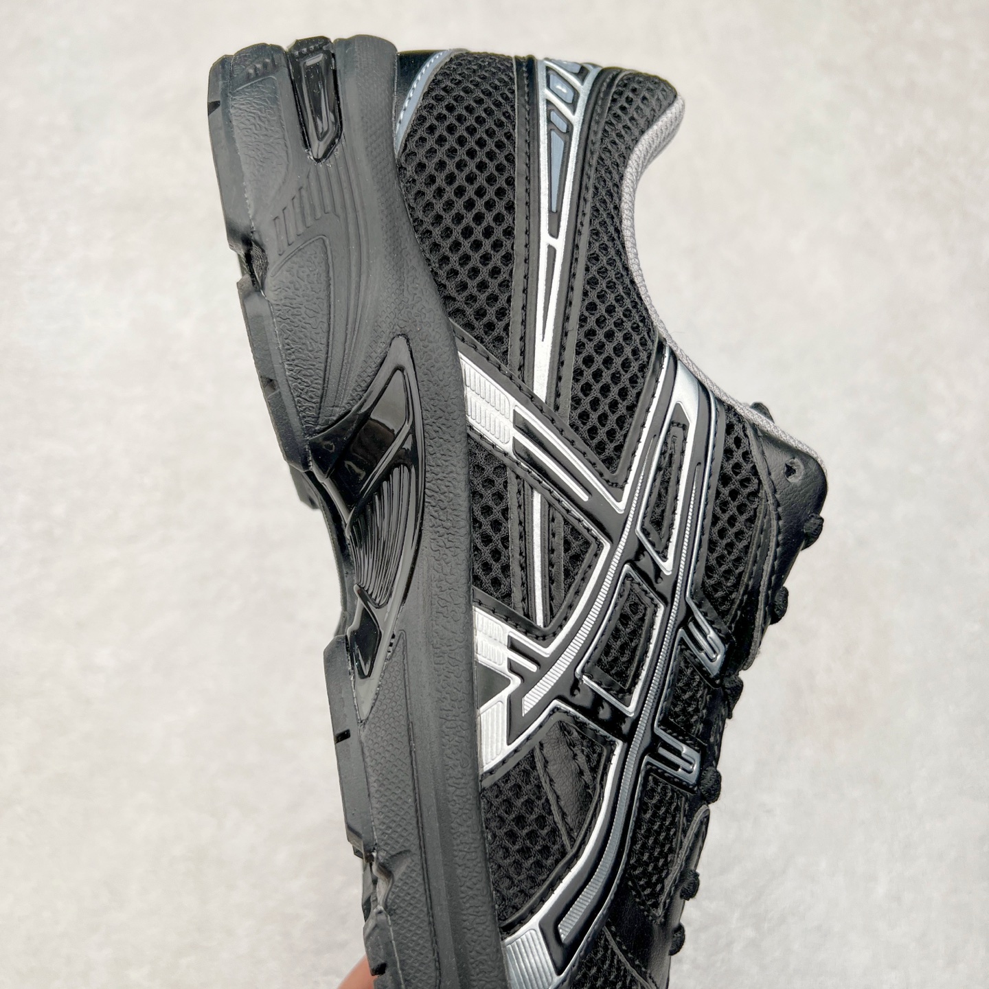 图片[6]-Asics Gel-1130 亚瑟士系列低帮复古休闲运动慢跑鞋 整双鞋在鞋面部分选用网眼布与皮革相互连接，在鞋面银色金属质感的线条中，ASICS 品牌标志性的虎爪 Logo 出现在鞋身侧面，既展现出复古美感，又加深了整双鞋的层次感。搭载着 Ortholite 鞋垫，之后再辅以 GEL 缓震胶中底和耐磨大底，在提升上脚舒适性的同时，在缓震脚感以及耐磨抓地力方面也能满足日常运动需求。尺码：36 37 37.5 38 39.5 40 40.5 41.5 42 42.5 43.5 44 45-选品中心