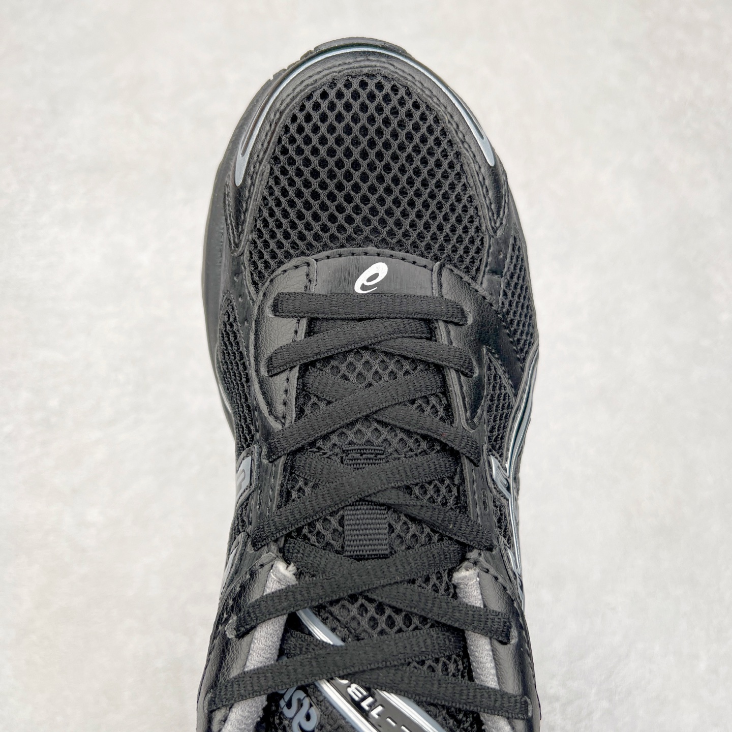 图片[4]-Asics Gel-1130 亚瑟士系列低帮复古休闲运动慢跑鞋 整双鞋在鞋面部分选用网眼布与皮革相互连接，在鞋面银色金属质感的线条中，ASICS 品牌标志性的虎爪 Logo 出现在鞋身侧面，既展现出复古美感，又加深了整双鞋的层次感。搭载着 Ortholite 鞋垫，之后再辅以 GEL 缓震胶中底和耐磨大底，在提升上脚舒适性的同时，在缓震脚感以及耐磨抓地力方面也能满足日常运动需求。尺码：36 37 37.5 38 39.5 40 40.5 41.5 42 42.5 43.5 44 45-选品中心