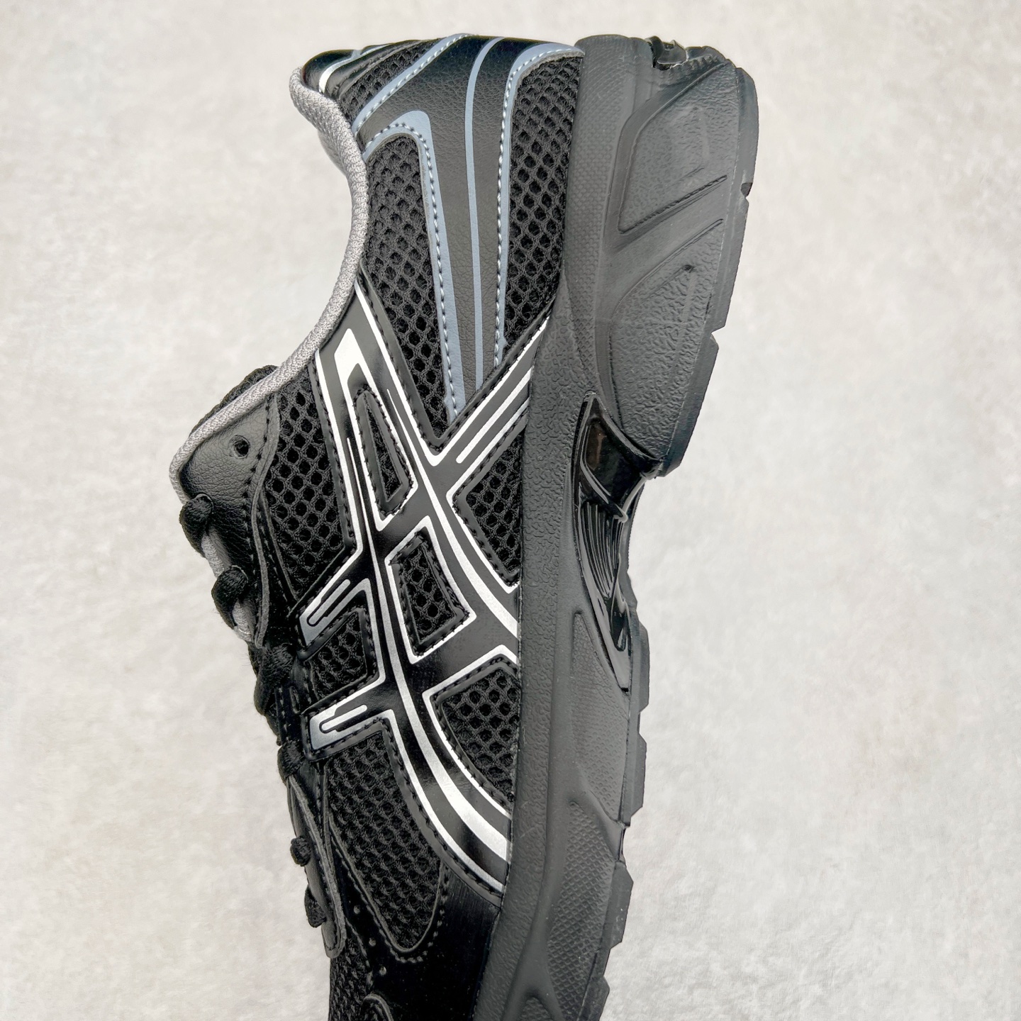 图片[7]-Asics Gel-1130 亚瑟士系列低帮复古休闲运动慢跑鞋 整双鞋在鞋面部分选用网眼布与皮革相互连接，在鞋面银色金属质感的线条中，ASICS 品牌标志性的虎爪 Logo 出现在鞋身侧面，既展现出复古美感，又加深了整双鞋的层次感。搭载着 Ortholite 鞋垫，之后再辅以 GEL 缓震胶中底和耐磨大底，在提升上脚舒适性的同时，在缓震脚感以及耐磨抓地力方面也能满足日常运动需求。尺码：36 37 37.5 38 39.5 40 40.5 41.5 42 42.5 43.5 44 45-选品中心