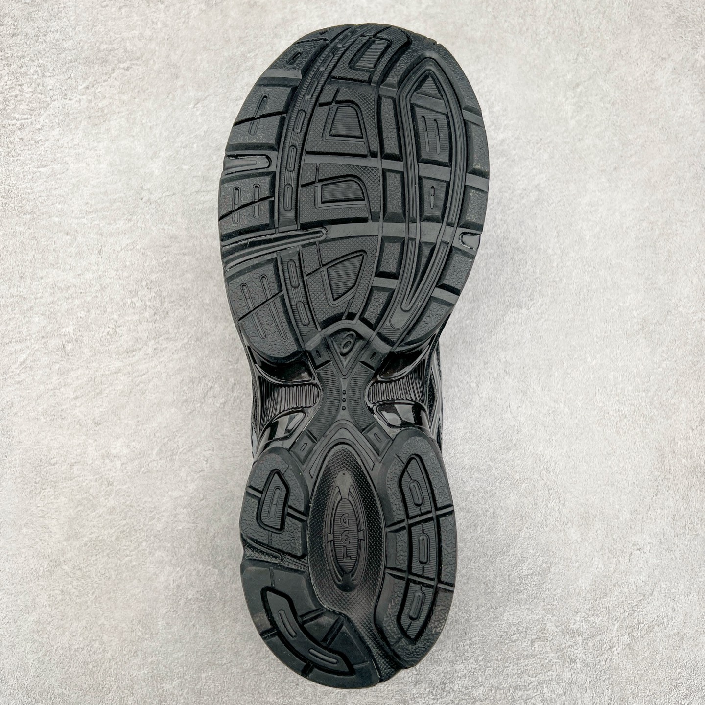 图片[9]-Asics Gel-1130 亚瑟士系列低帮复古休闲运动慢跑鞋 整双鞋在鞋面部分选用网眼布与皮革相互连接，在鞋面银色金属质感的线条中，ASICS 品牌标志性的虎爪 Logo 出现在鞋身侧面，既展现出复古美感，又加深了整双鞋的层次感。搭载着 Ortholite 鞋垫，之后再辅以 GEL 缓震胶中底和耐磨大底，在提升上脚舒适性的同时，在缓震脚感以及耐磨抓地力方面也能满足日常运动需求。尺码：36 37 37.5 38 39.5 40 40.5 41.5 42 42.5 43.5 44 45-选品中心