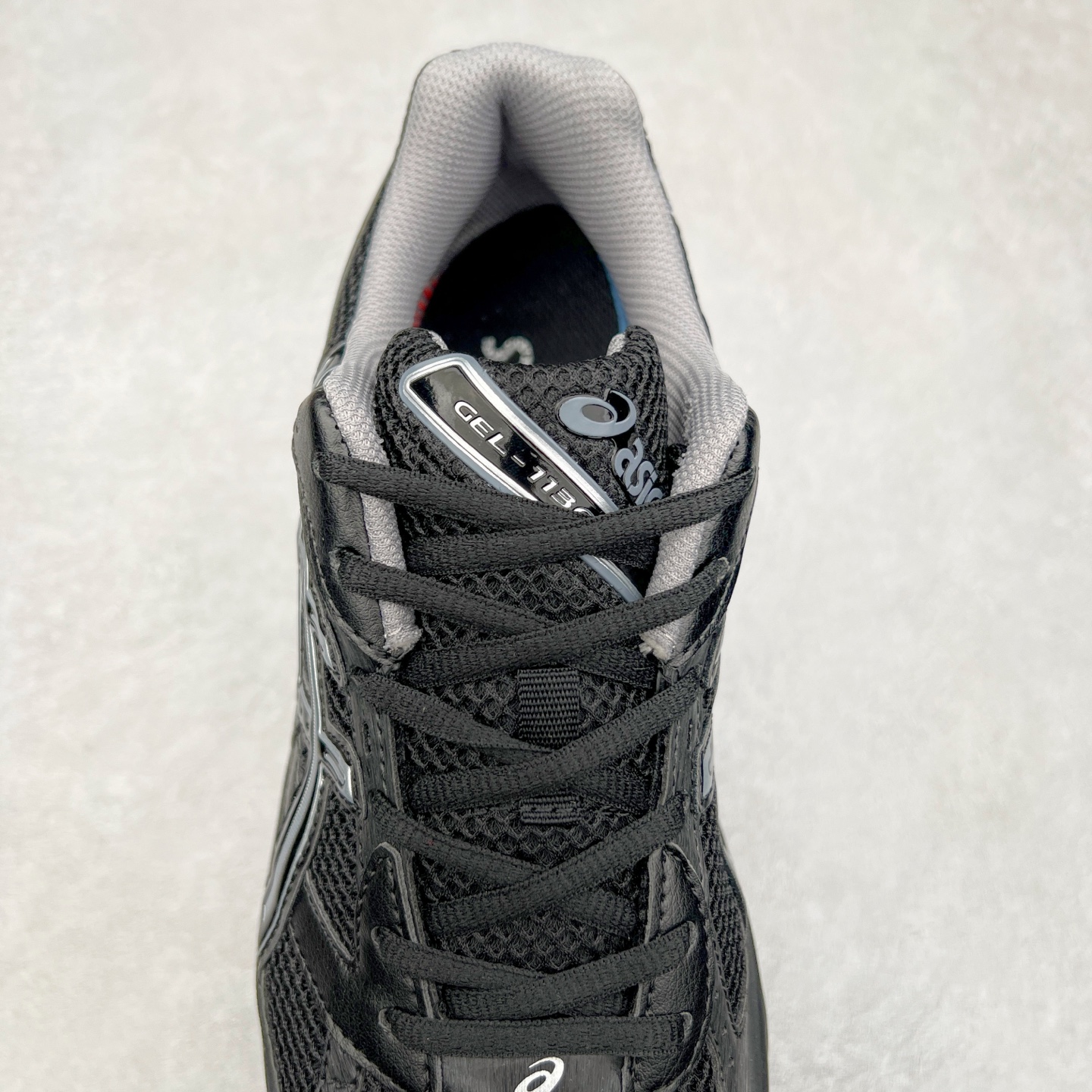 图片[5]-Asics Gel-1130 亚瑟士系列低帮复古休闲运动慢跑鞋 整双鞋在鞋面部分选用网眼布与皮革相互连接，在鞋面银色金属质感的线条中，ASICS 品牌标志性的虎爪 Logo 出现在鞋身侧面，既展现出复古美感，又加深了整双鞋的层次感。搭载着 Ortholite 鞋垫，之后再辅以 GEL 缓震胶中底和耐磨大底，在提升上脚舒适性的同时，在缓震脚感以及耐磨抓地力方面也能满足日常运动需求。尺码：36 37 37.5 38 39.5 40 40.5 41.5 42 42.5 43.5 44 45-选品中心