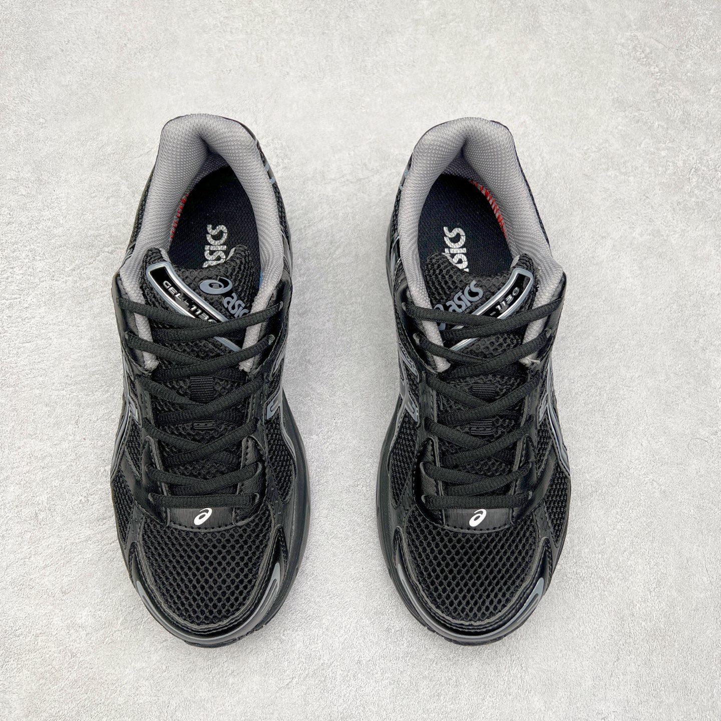 图片[2]-Asics Gel-1130 亚瑟士系列低帮复古休闲运动慢跑鞋 整双鞋在鞋面部分选用网眼布与皮革相互连接，在鞋面银色金属质感的线条中，ASICS 品牌标志性的虎爪 Logo 出现在鞋身侧面，既展现出复古美感，又加深了整双鞋的层次感。搭载着 Ortholite 鞋垫，之后再辅以 GEL 缓震胶中底和耐磨大底，在提升上脚舒适性的同时，在缓震脚感以及耐磨抓地力方面也能满足日常运动需求。尺码：36 37 37.5 38 39.5 40 40.5 41.5 42 42.5 43.5 44 45-选品中心