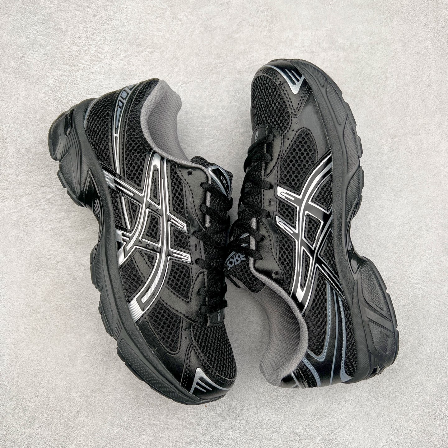 图片[3]-Asics Gel-1130 亚瑟士系列低帮复古休闲运动慢跑鞋 整双鞋在鞋面部分选用网眼布与皮革相互连接，在鞋面银色金属质感的线条中，ASICS 品牌标志性的虎爪 Logo 出现在鞋身侧面，既展现出复古美感，又加深了整双鞋的层次感。搭载着 Ortholite 鞋垫，之后再辅以 GEL 缓震胶中底和耐磨大底，在提升上脚舒适性的同时，在缓震脚感以及耐磨抓地力方面也能满足日常运动需求。尺码：36 37 37.5 38 39.5 40 40.5 41.5 42 42.5 43.5 44 45-选品中心