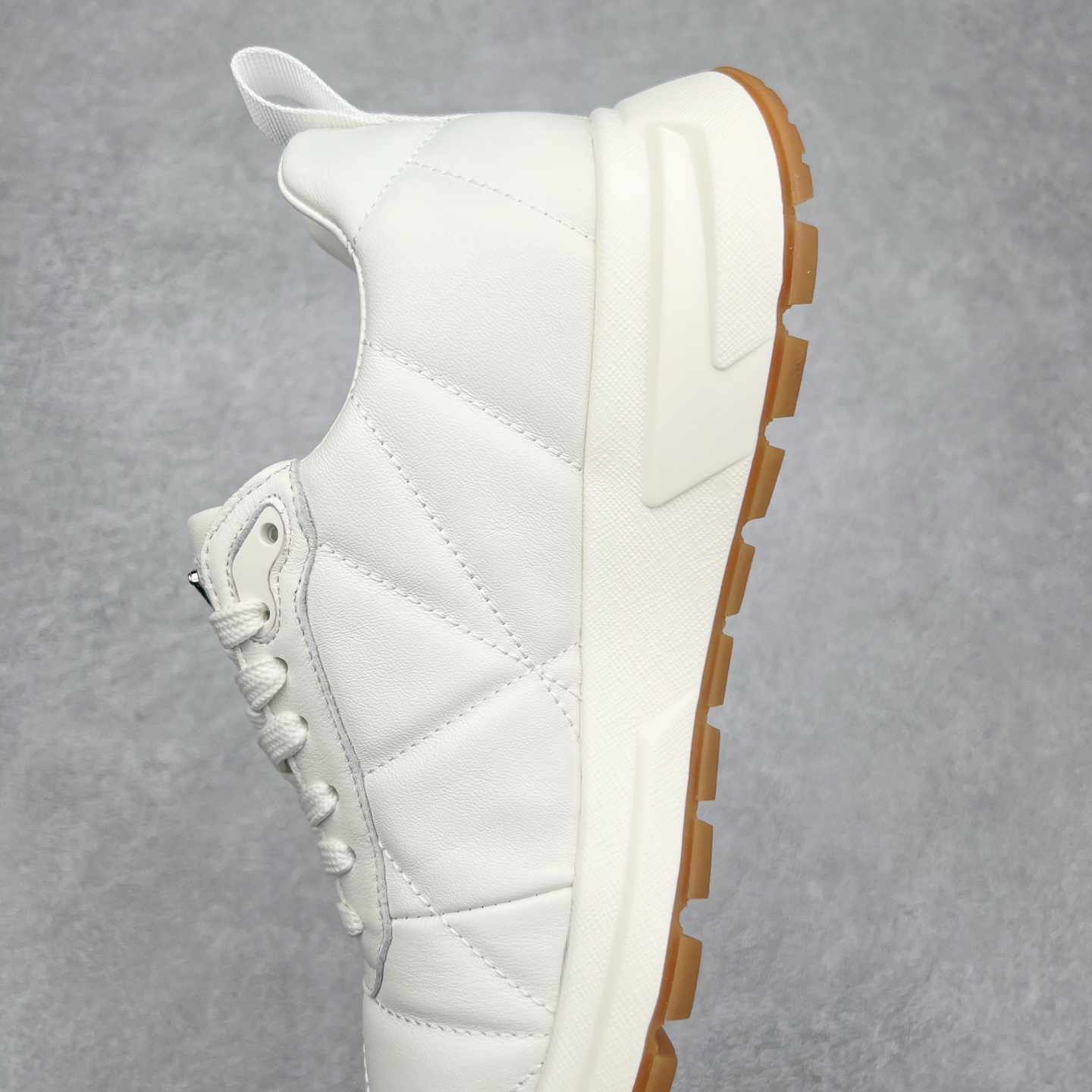 图片[7]-PRADA普拉达 厚底徽标系带运动休闲男鞋系列 广东大厂品质 专柜同步 大气个性更潮更抢眼更追求档次，它将颠覆旧念，与您共度时尚潮人必备! 面料采用原版进口小牛皮 牛皮内里垫脚 橡胶发泡大底 轻便防滑耐磨 脚感舒适 款式耐看做工精细 配以简洁利落的鞋楦 彰显男人的果敢和硬朗 尺码：39-44（皮鞋码）-选品中心