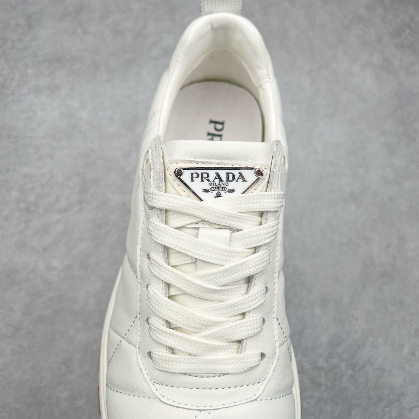 图片[5]-PRADA普拉达 厚底徽标系带运动休闲男鞋系列 广东大厂品质 专柜同步 大气个性更潮更抢眼更追求档次，它将颠覆旧念，与您共度时尚潮人必备! 面料采用原版进口小牛皮 牛皮内里垫脚 橡胶发泡大底 轻便防滑耐磨 脚感舒适 款式耐看做工精细 配以简洁利落的鞋楦 彰显男人的果敢和硬朗 尺码：39-44（皮鞋码）-选品中心